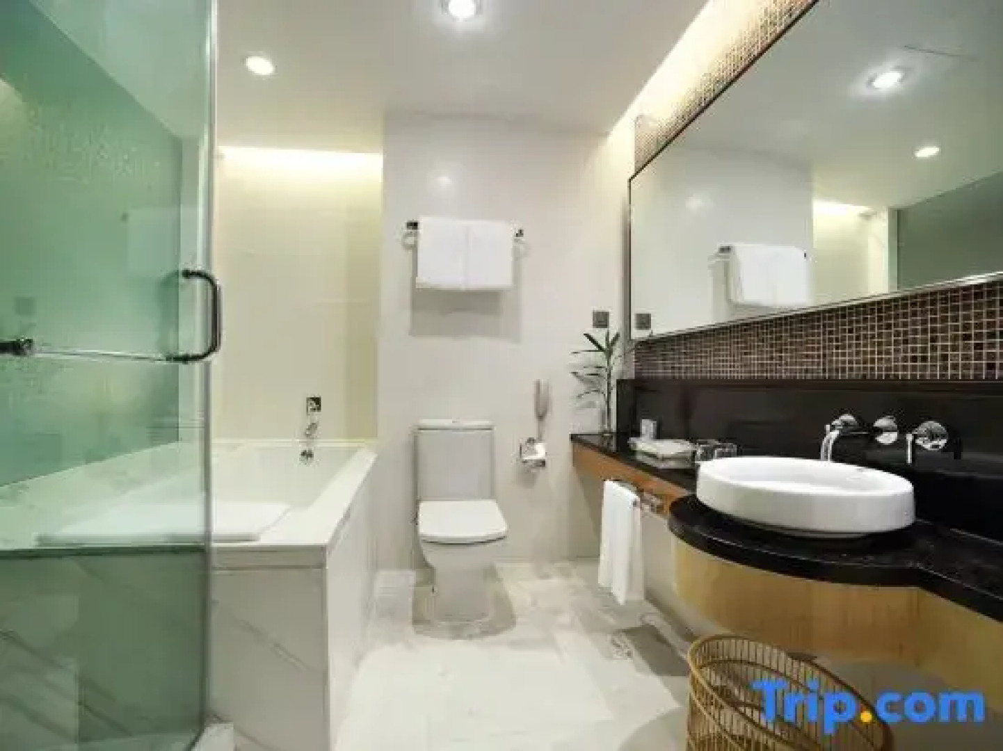 Ningbo East Harbour Hotel