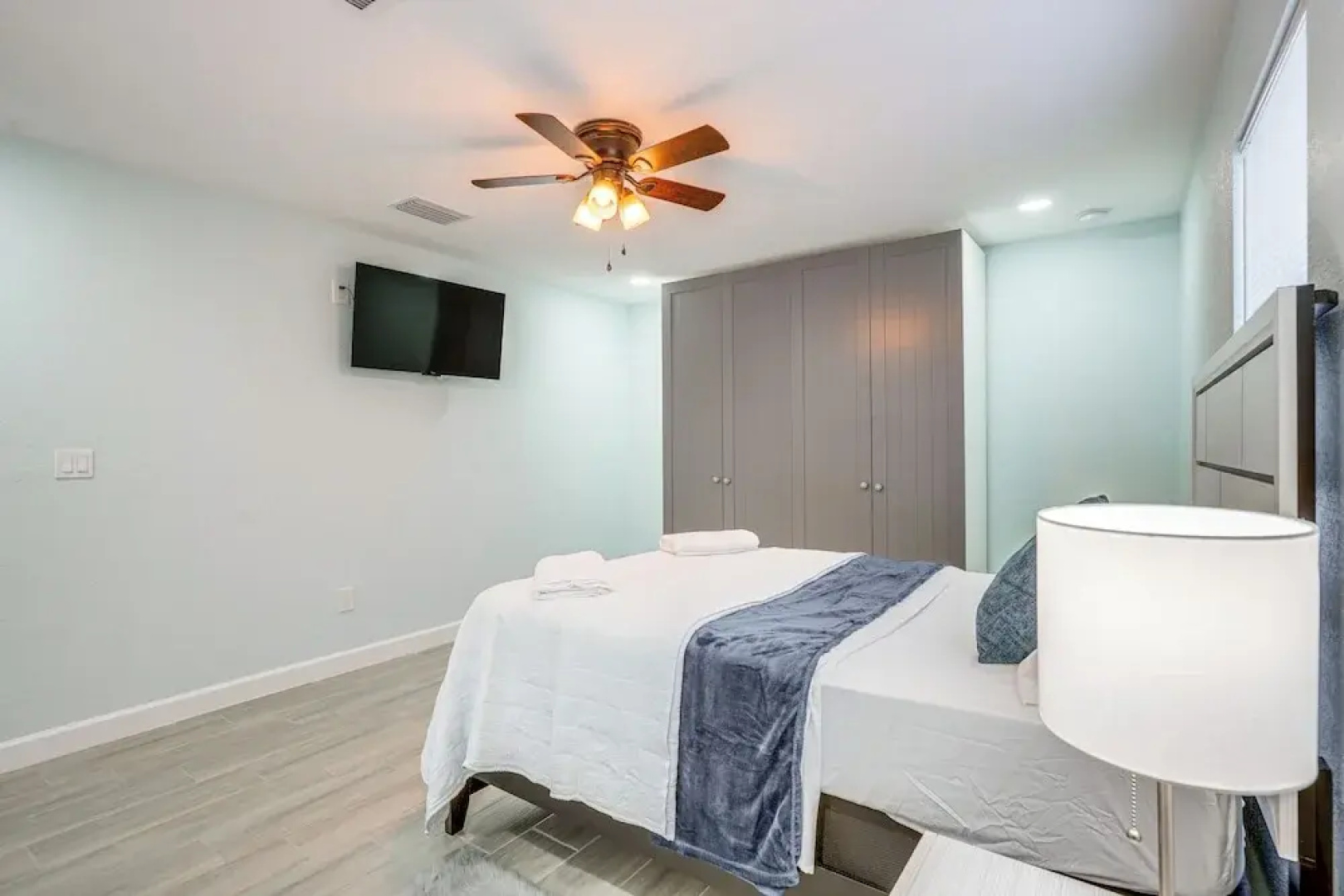 12 Mi to Dtwn Tampa: Vibrant Home w/ Outdoor Space