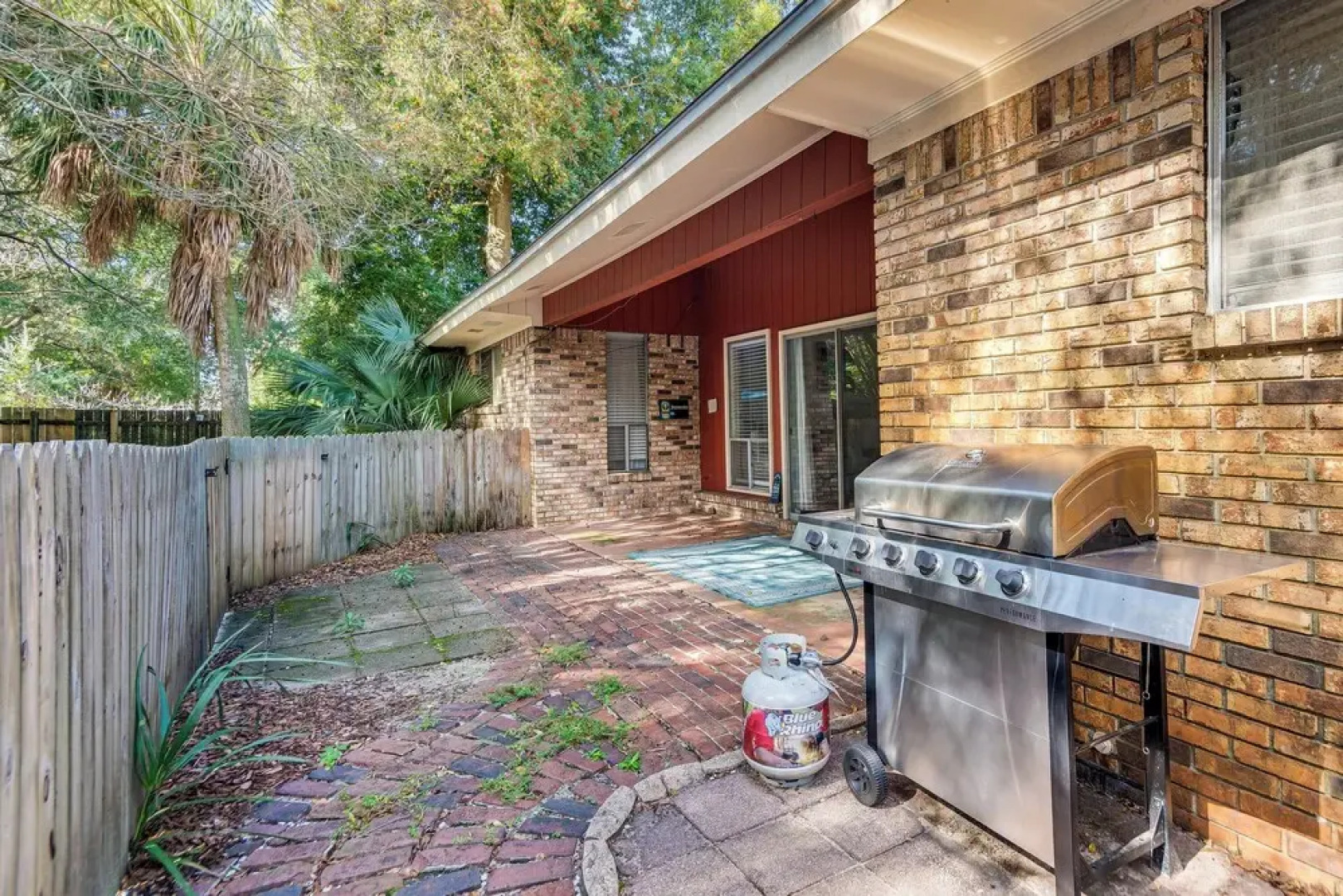 Poolside Oasis: 7 Mi to Pensacola Beach Boardwalk!