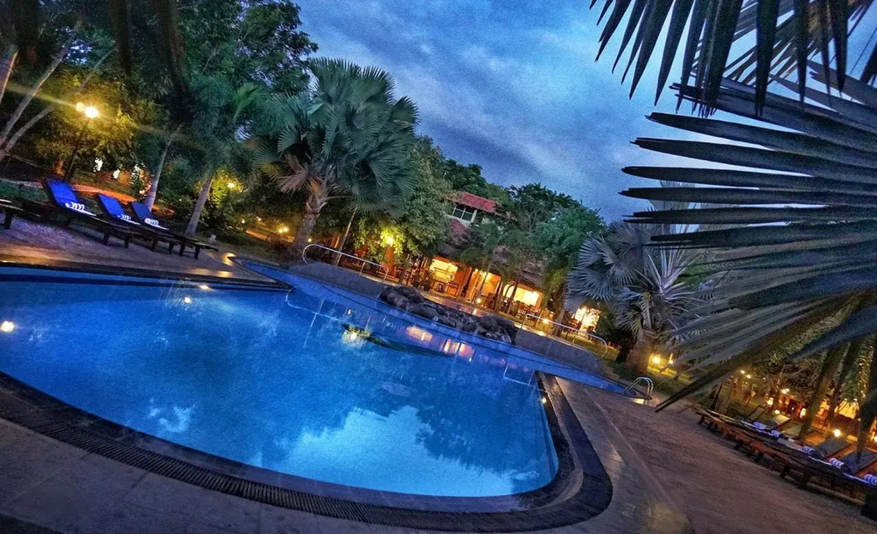 Saunter Paradise Hotel