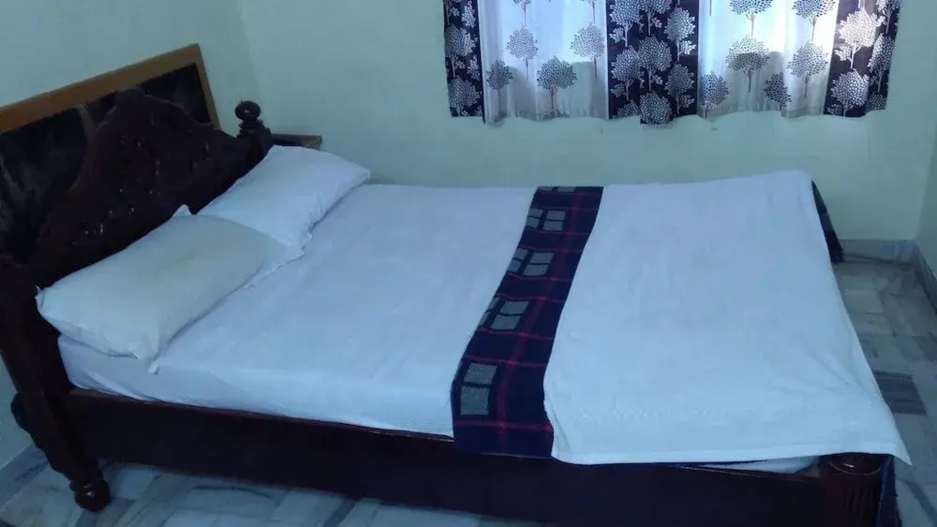 Iroomz Krishna Grand Inn