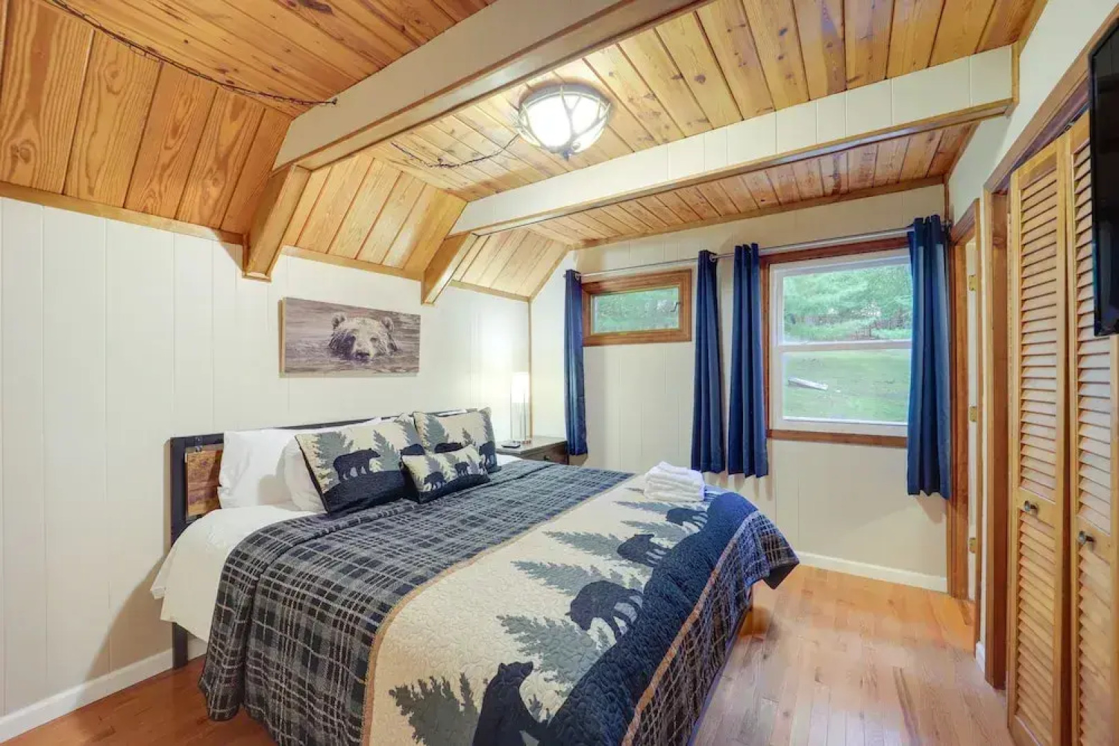 Deck, Fire Pit, & Grill: Beech Mountain Chalet