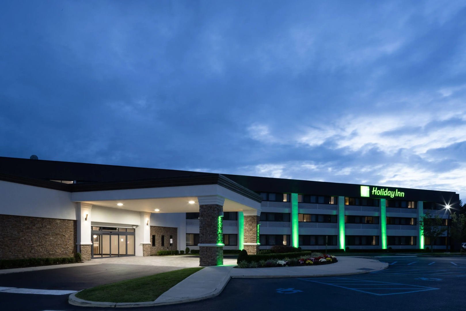 Holiday Inn Long Island-Islip Arpt East by IHG