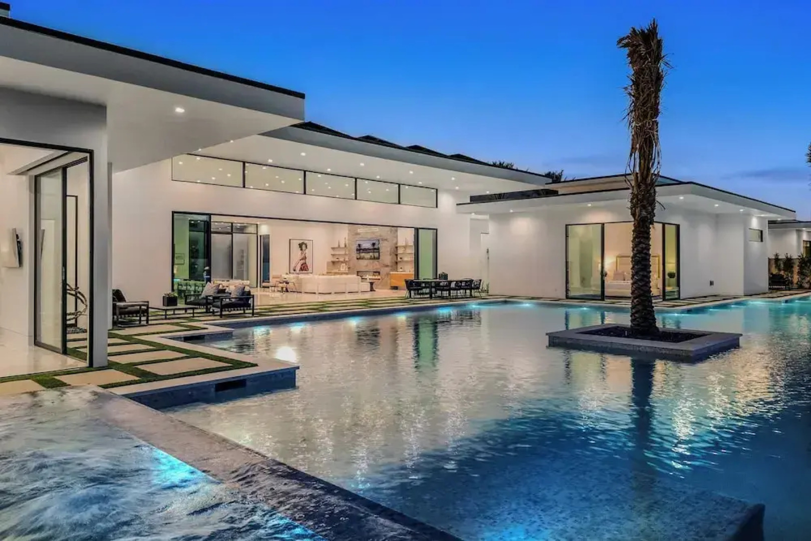 Sleeps 31 2 Luxury Villas w/ Pool + Spa, Putting Green Bravo by Avantstay