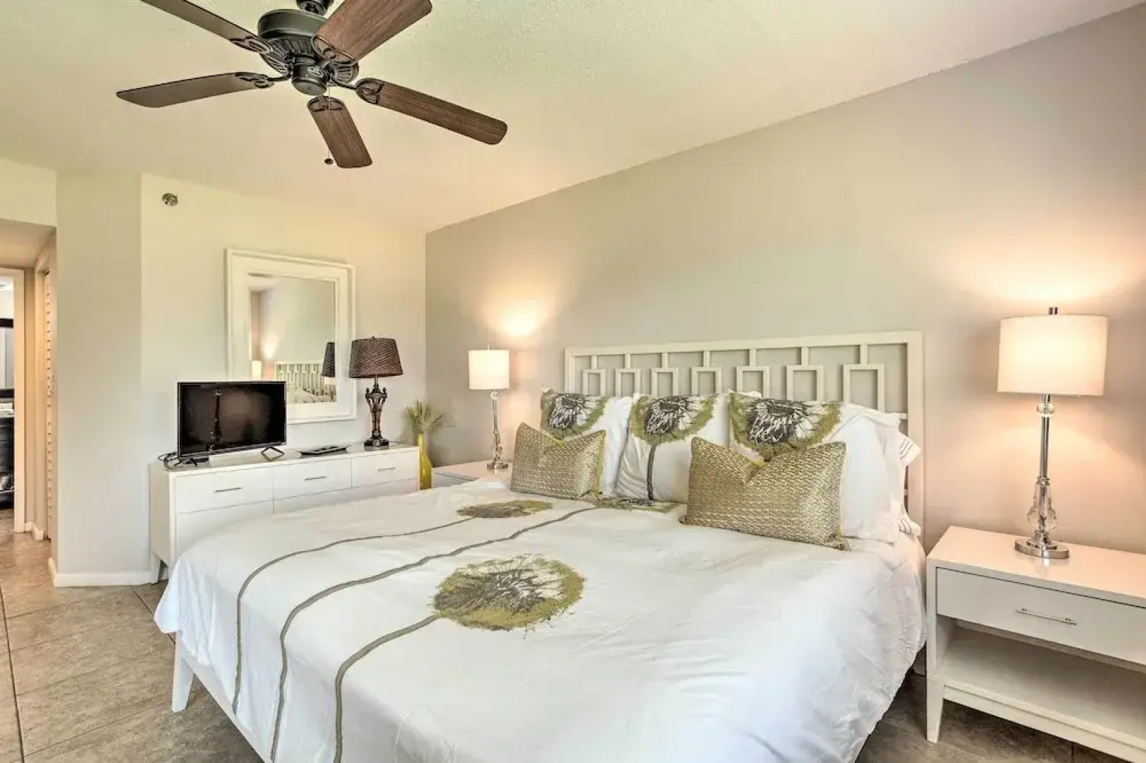 Jupiter Condo w/ Pool Access, Walk to Beach!