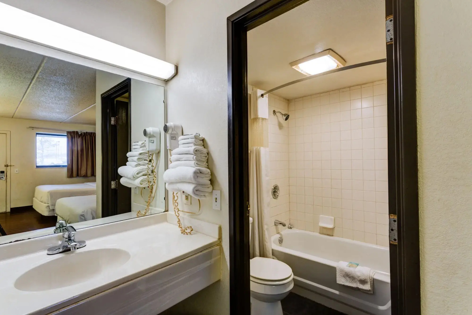 SkyLight Inn Cleveland - Willoughby