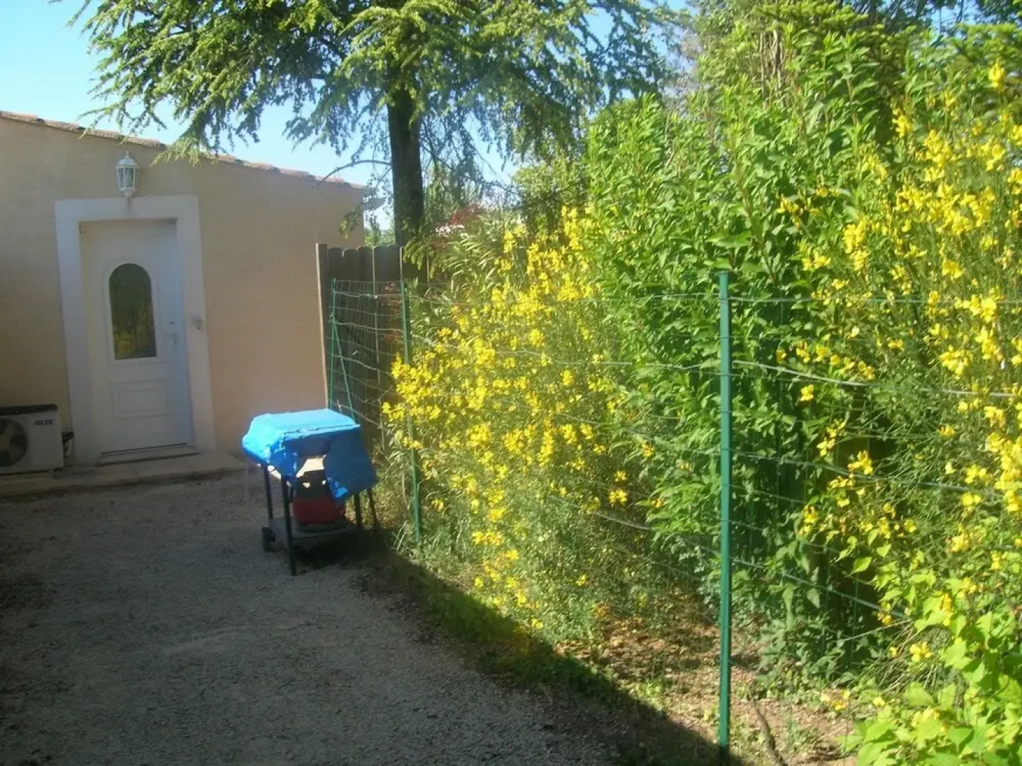 Bright Apartment With one Bedroom in Robion, With Pool Access, Enclose