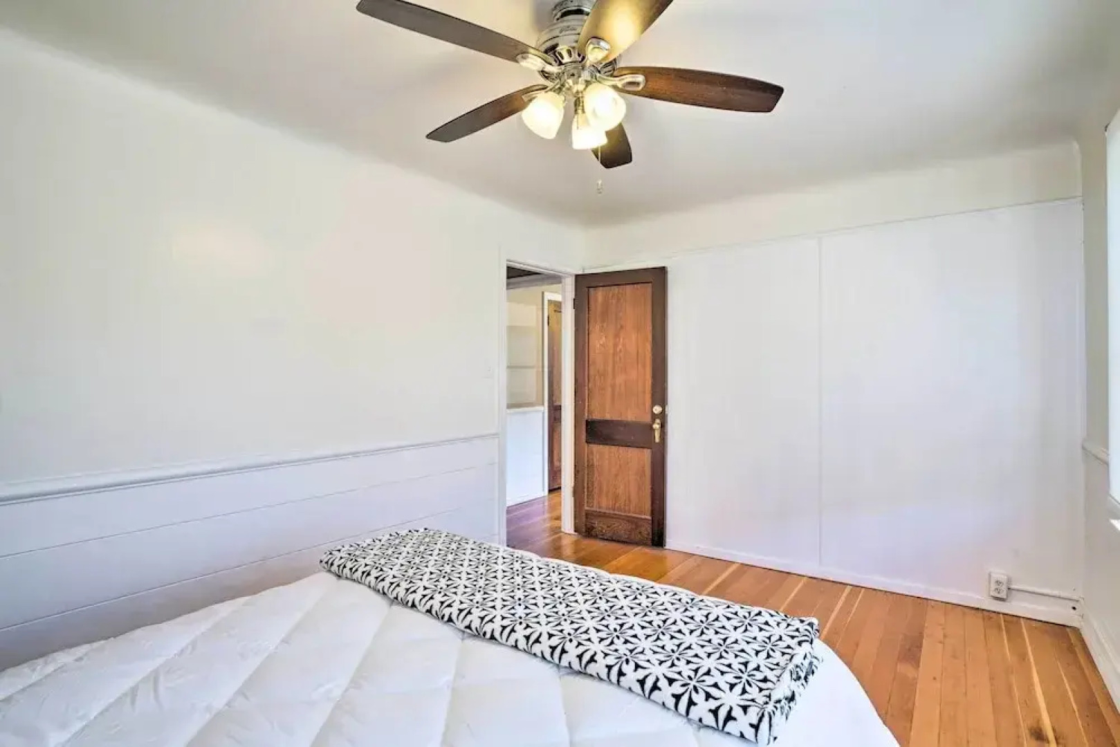 \sun-dappled Retreat: Walk to Restaurants!