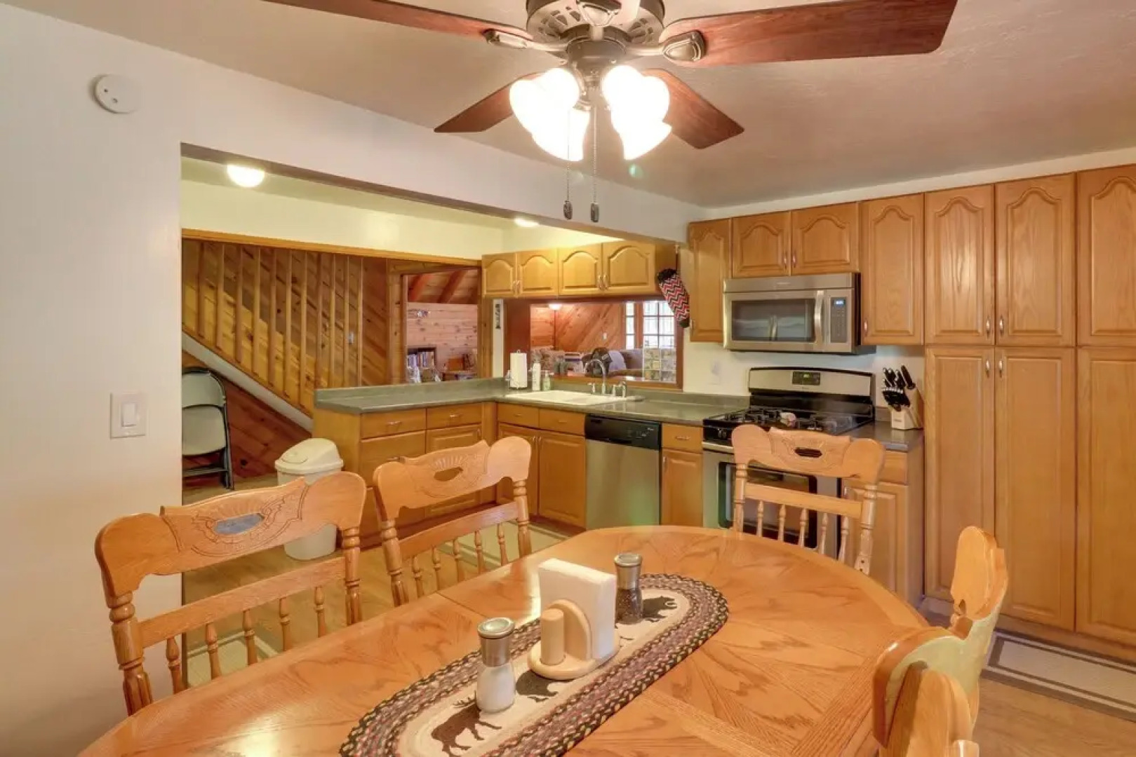 A-frame Pinetop Cabin < 6 Mi to Rainbow Lake!