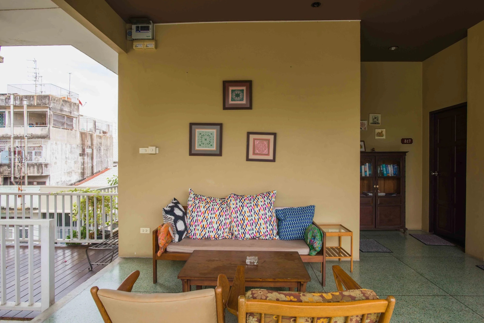 Feung Nakorn Balcony Rooms and Cafe