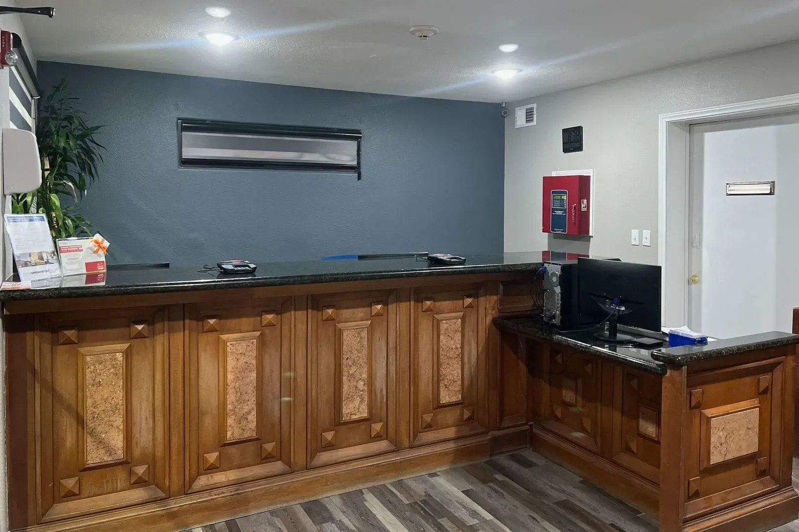 Econo Lodge Inn & Suites