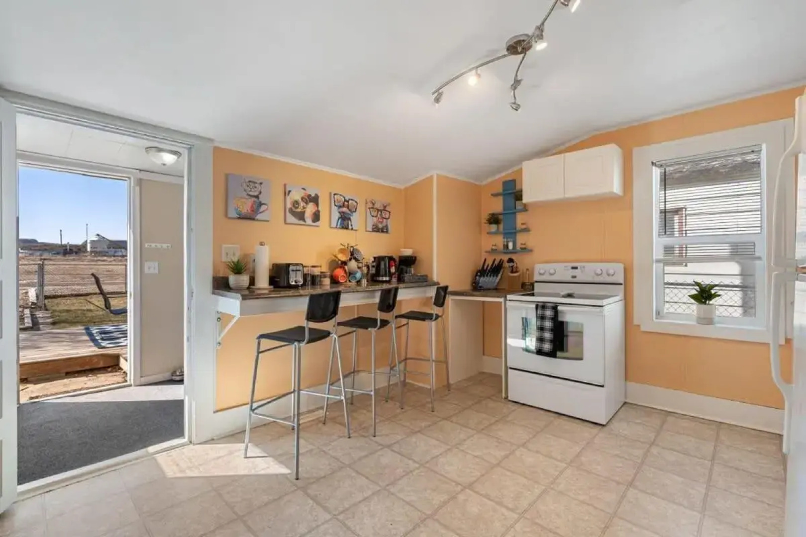 Dino Cave l Walk to Downtown l Fire Pit & BBQ I TV