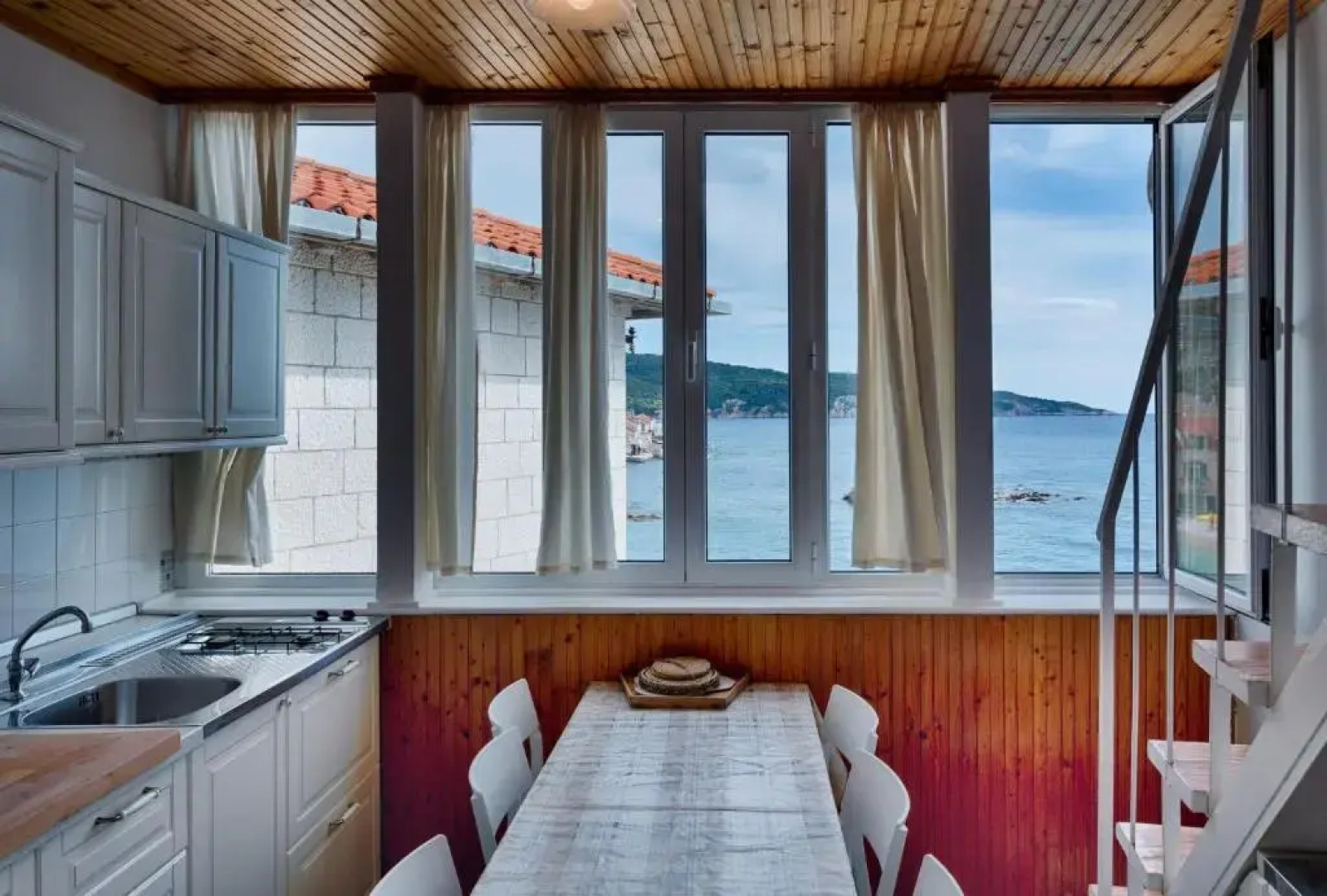 Mira Sea Front Guesthouse