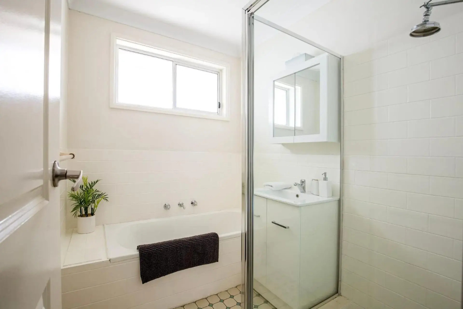 Sunbaker Beach House - 4 Mins to Beach - Pet Friendly with Fire Pit