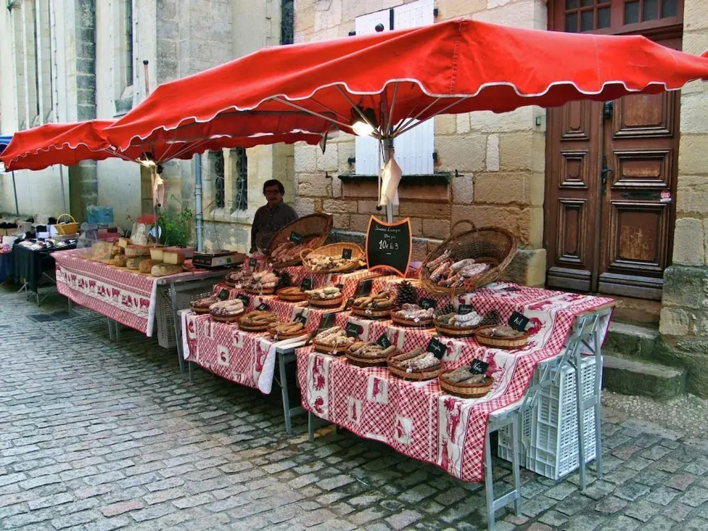 Renovated house with private swimming pool, close to Villefranche-du-Périgord.