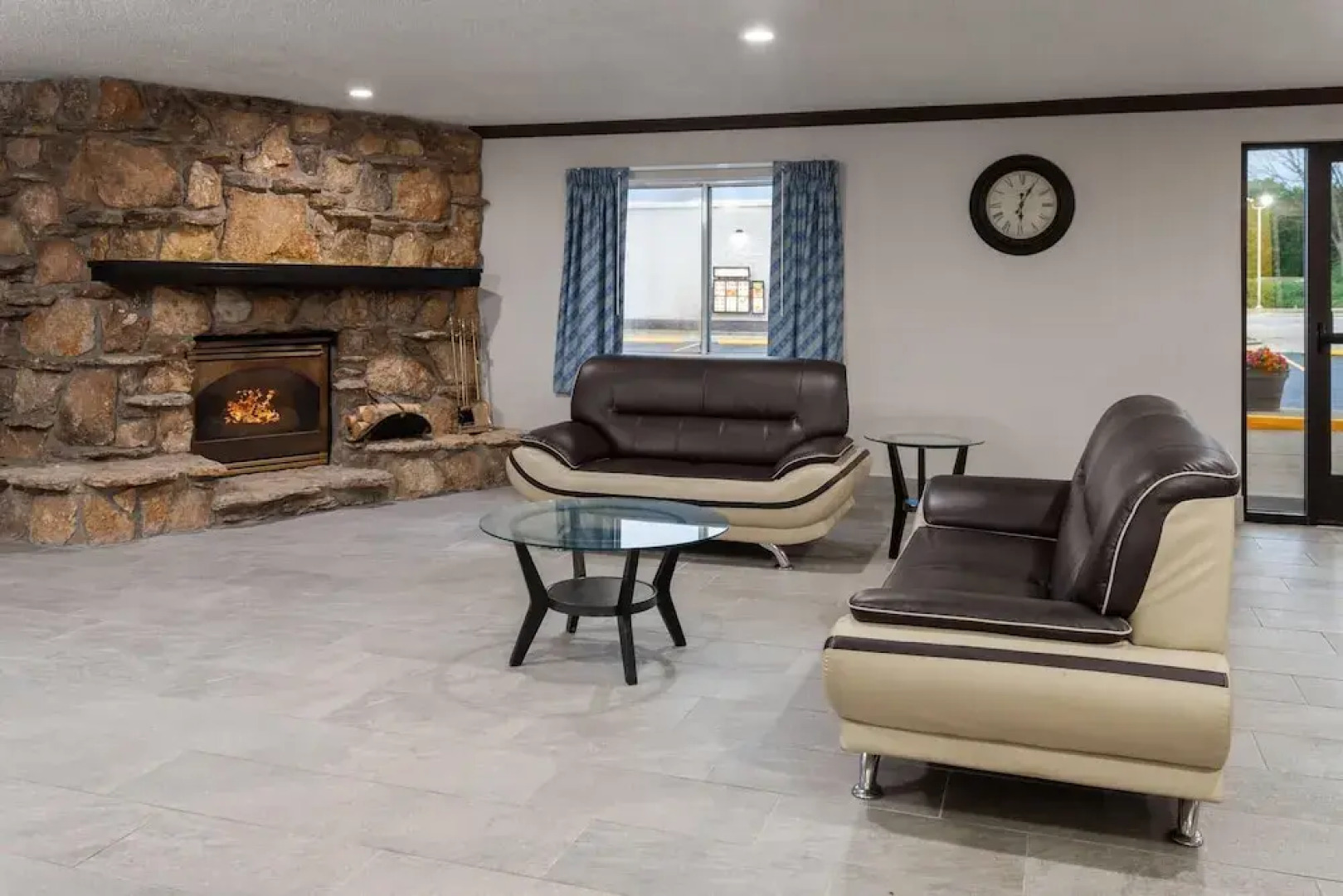 Days Inn & Suites By Wyndham Kaukauna Wi