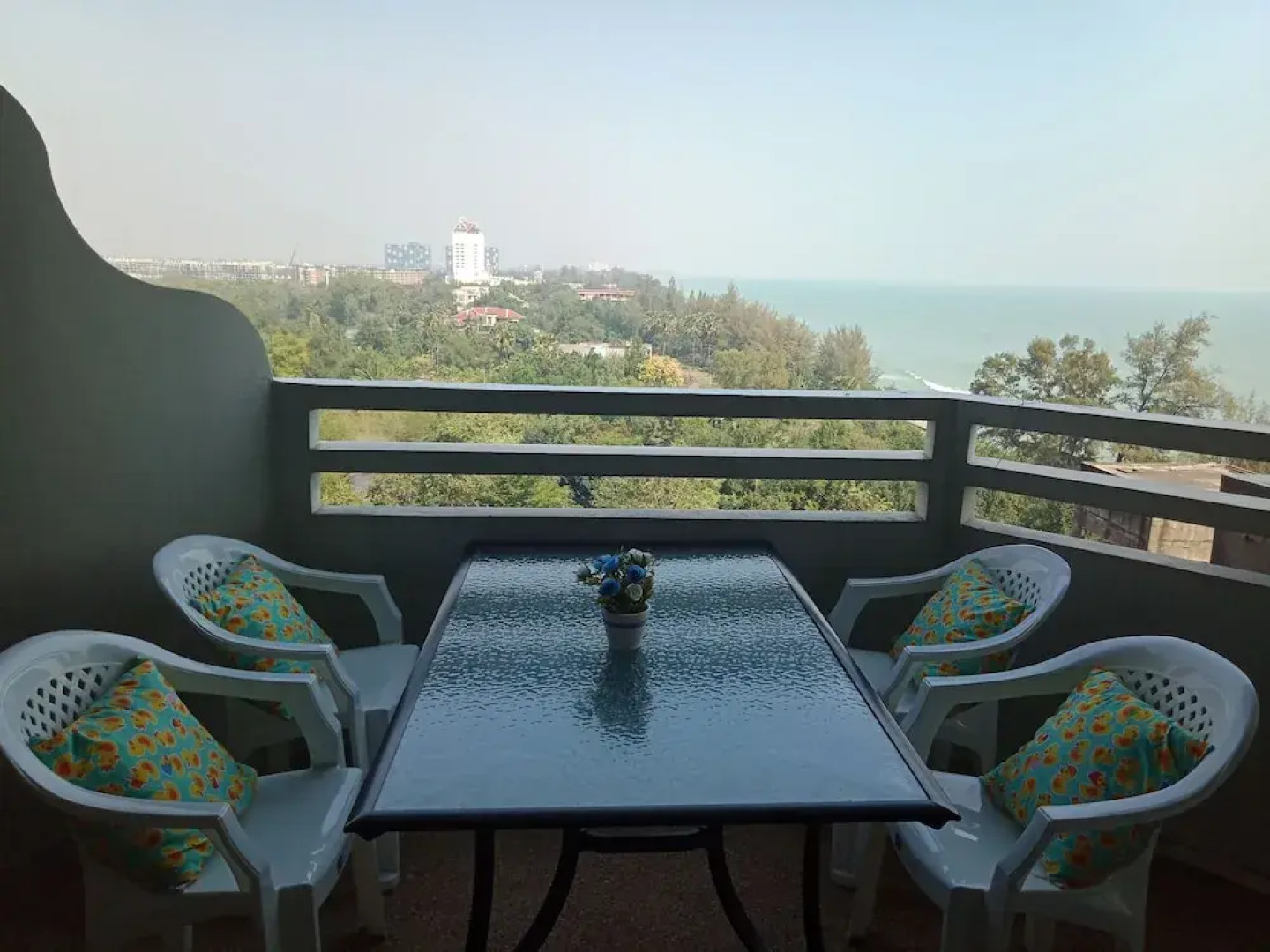 Cha-Am Grand Condotel by Frank