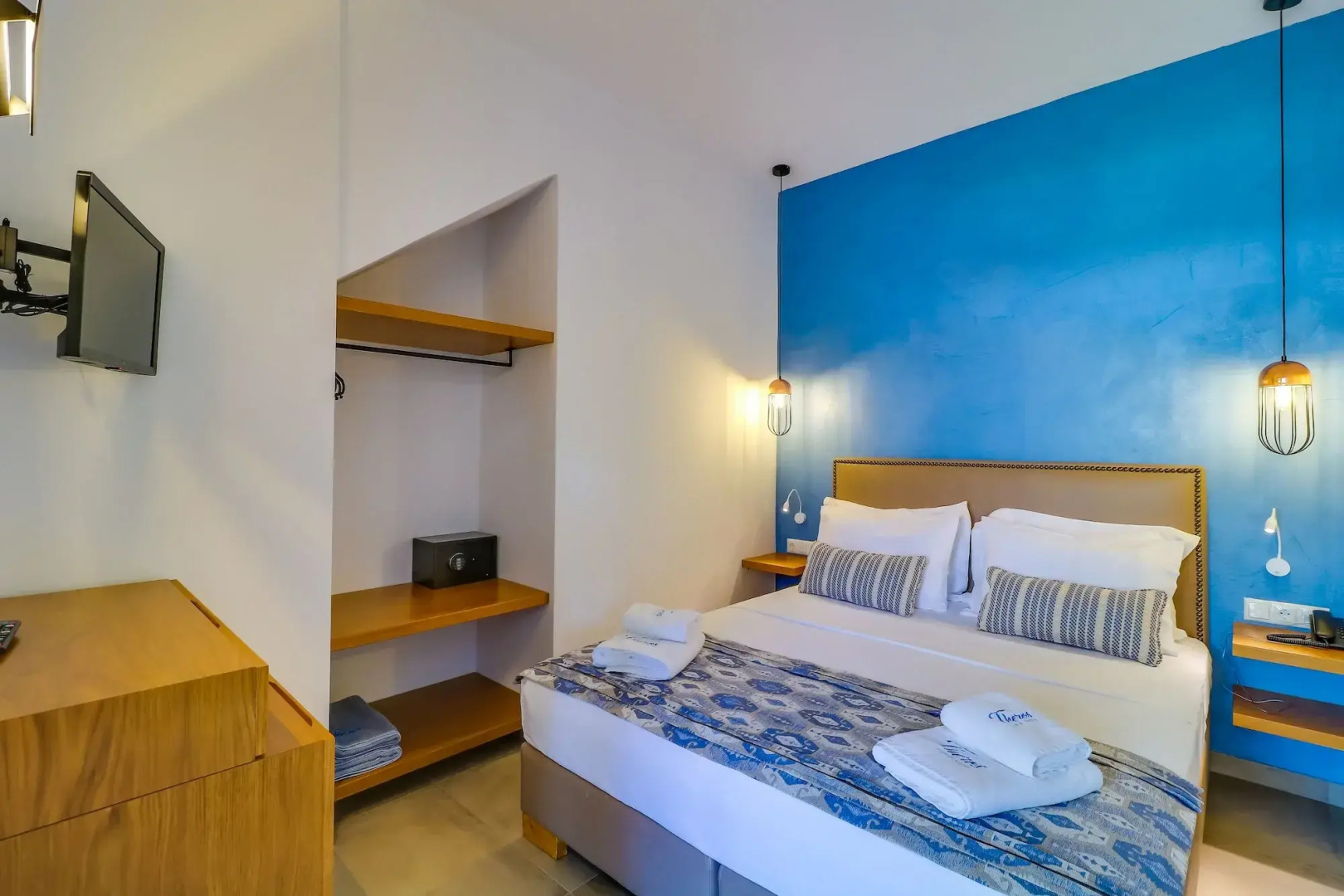 Theros Villas & Suites