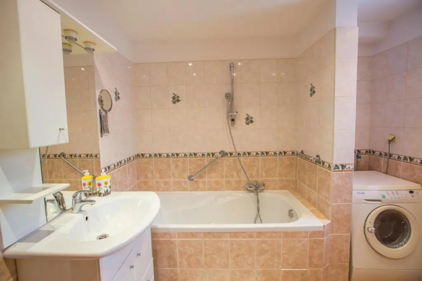 Happy House Apartments