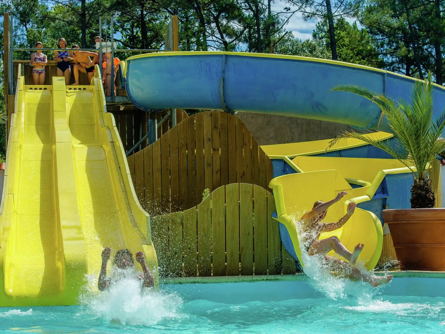 Comfortable mobile home with porch, located near the beach