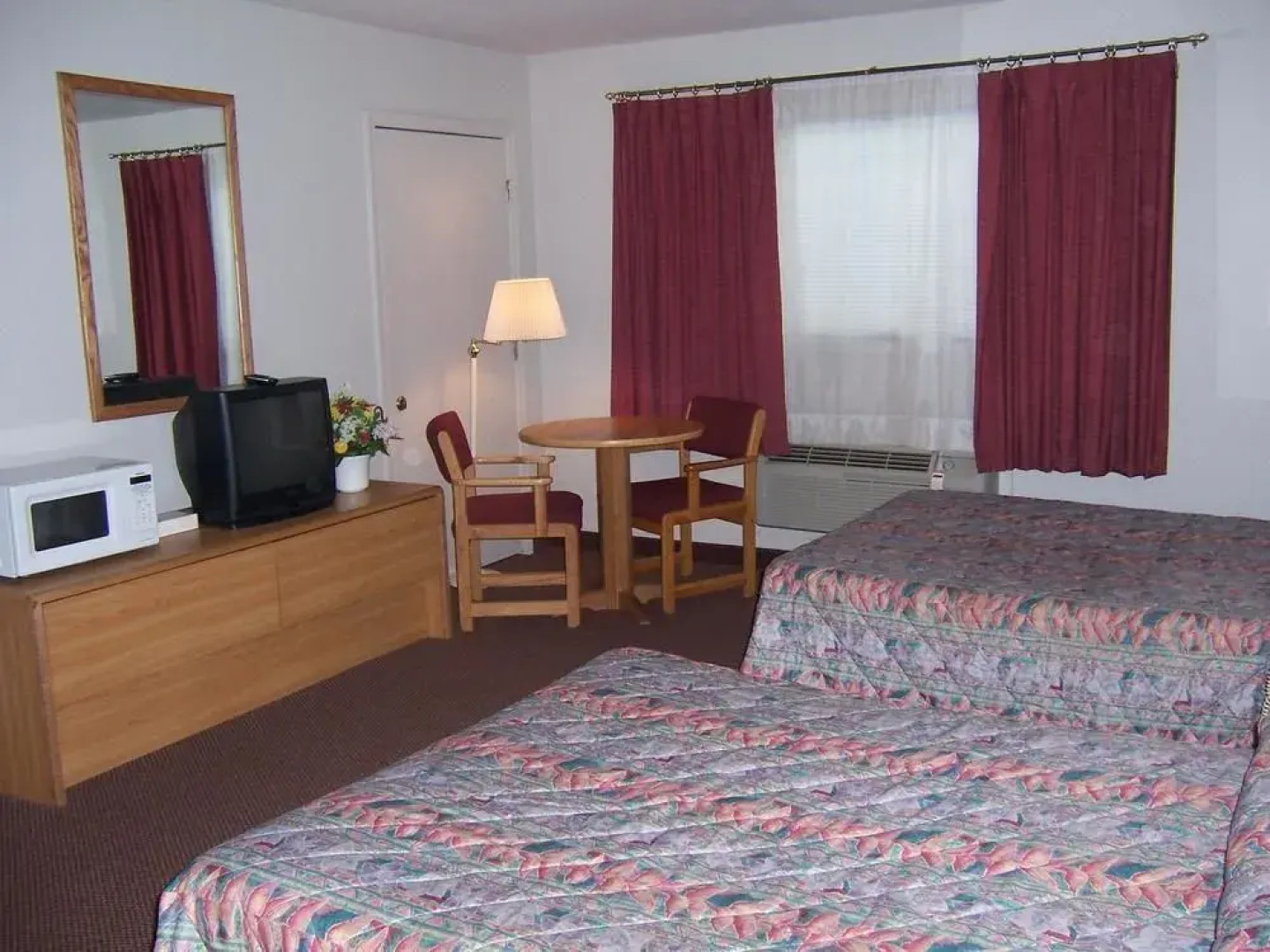 Oak Hill Inn & Suites