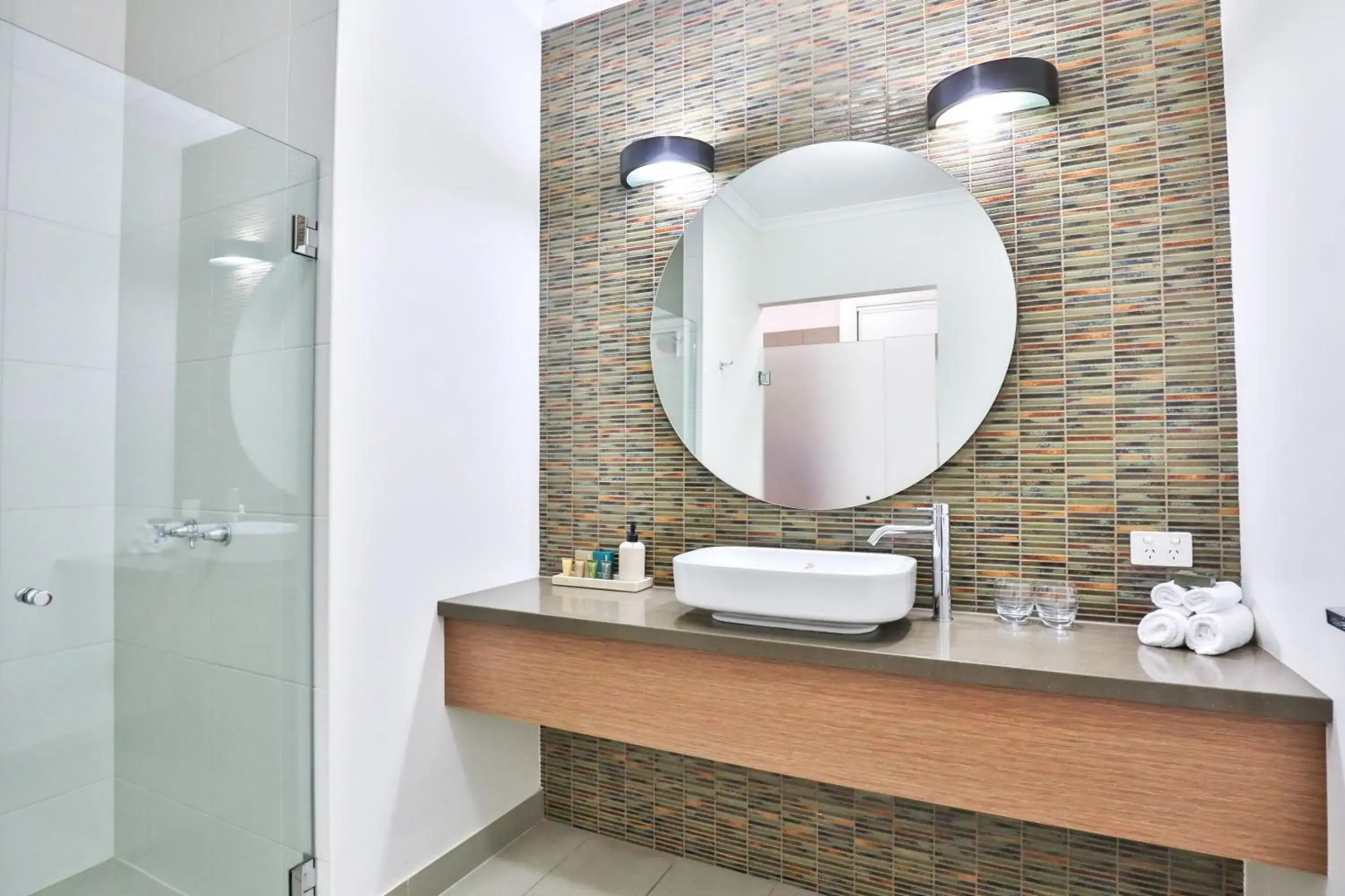 Indulge Apartments - Ontario