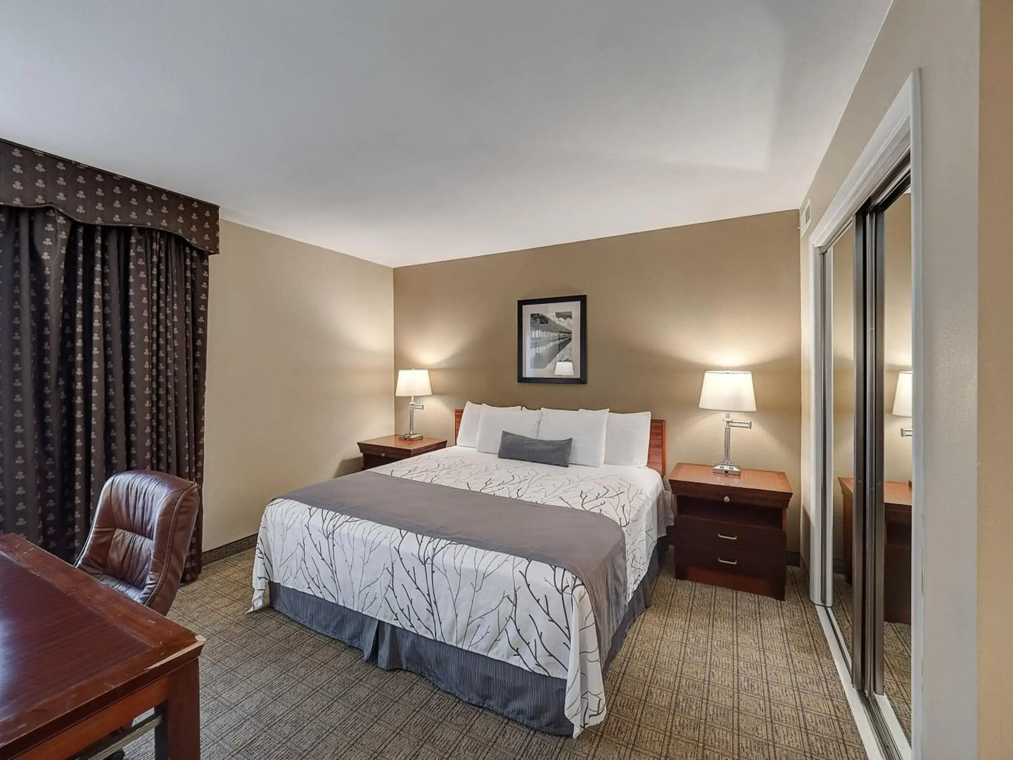 Eastlake Suites Hotel & Conference Center By OYO Urbana