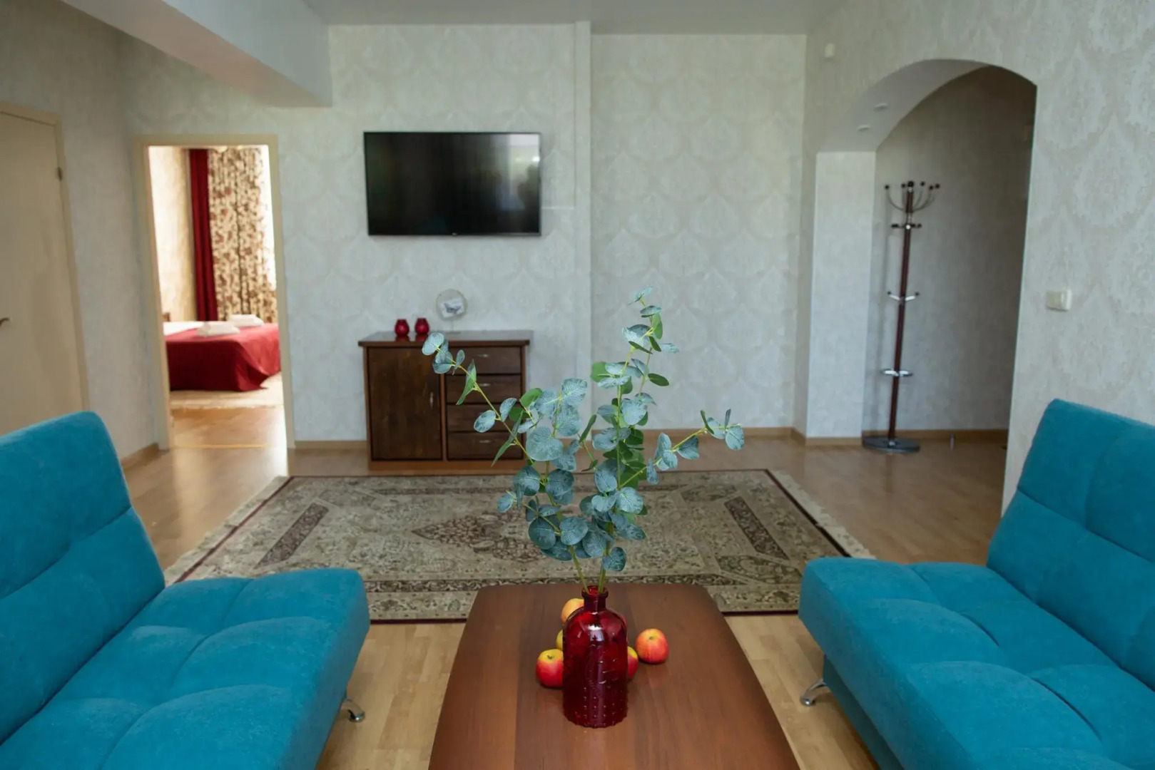 Гости на улице Ленина