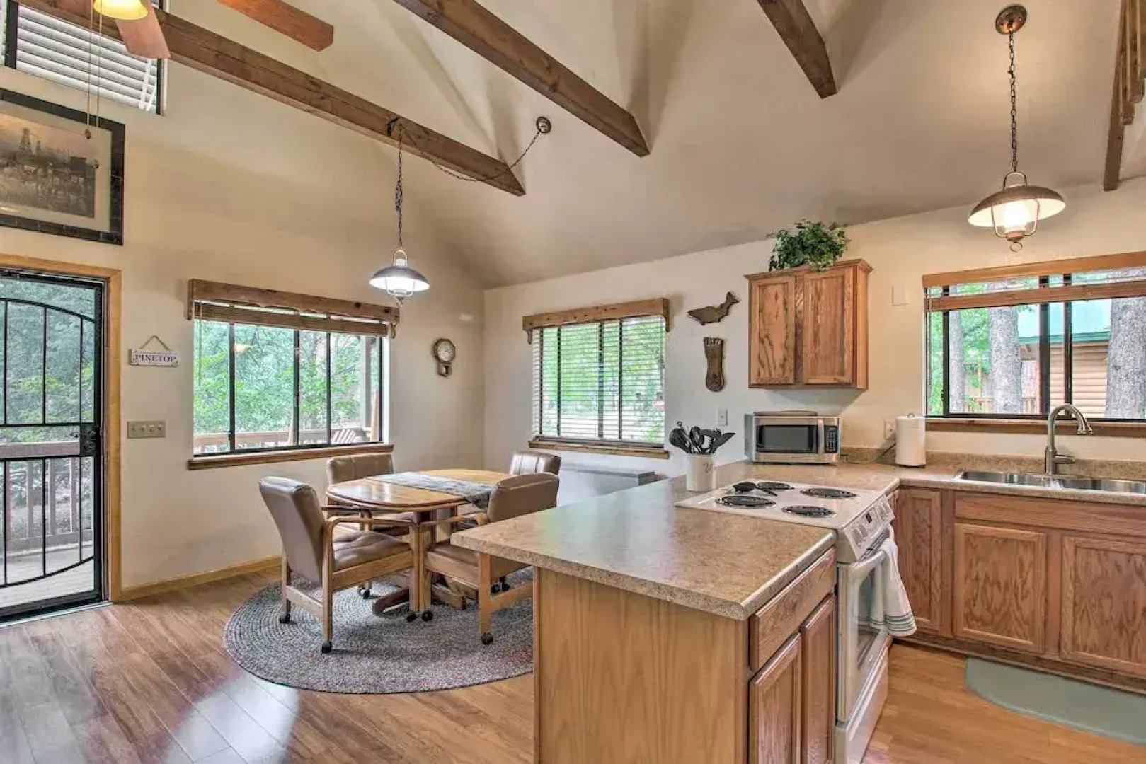 Cozy Pinetop Mountain Escape: Hike, Golf & Ski!