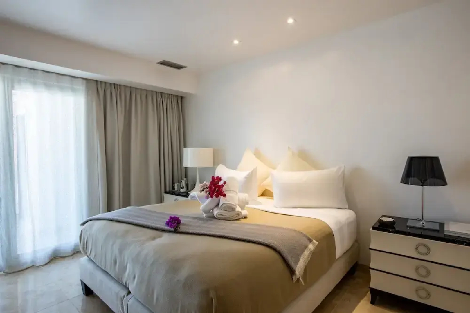 *The CLIFF_ BEACHFRONT and LUXURY MODERN UNIT* C2