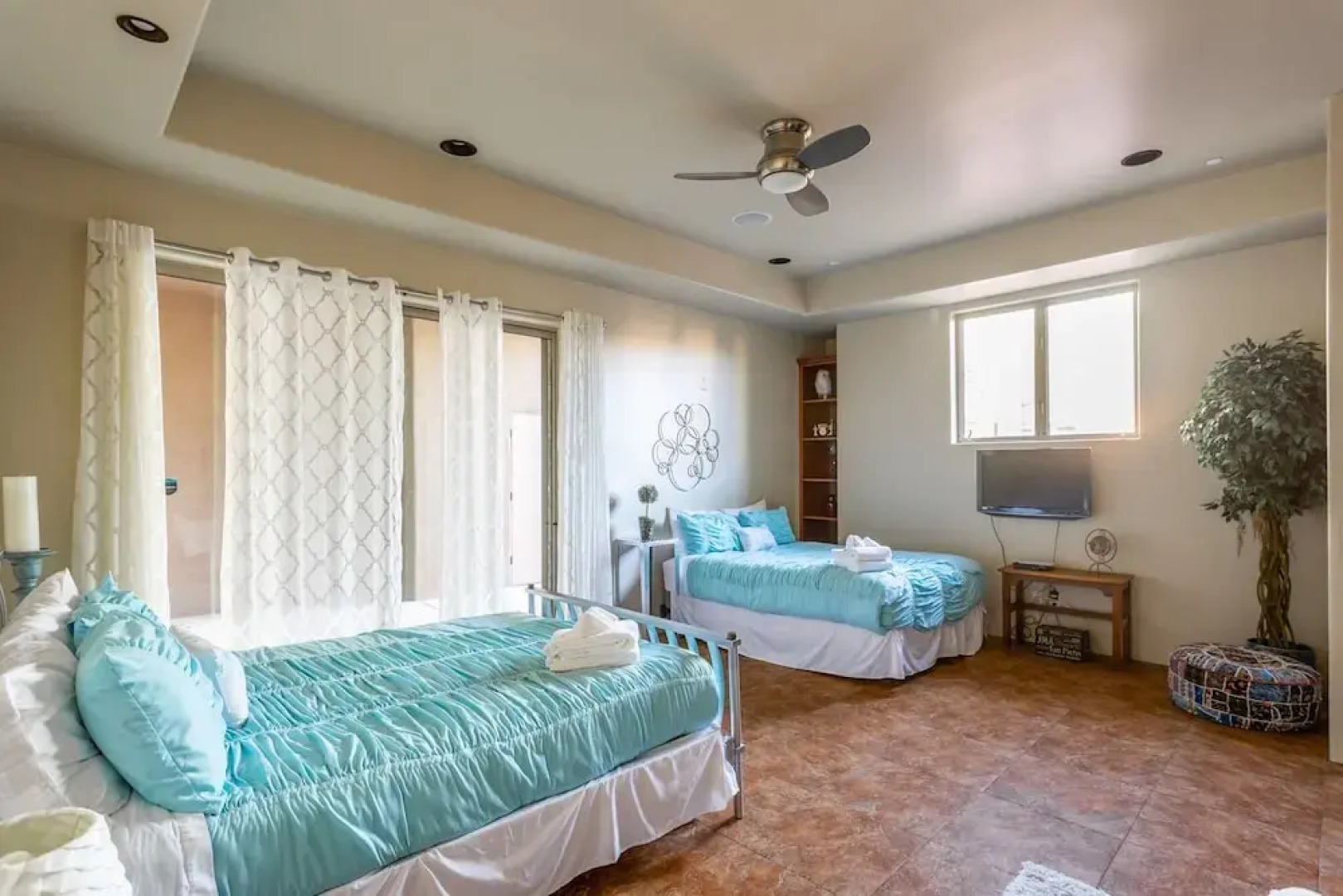 All-Suite Tuscan Home W/ Pool, SPA & Sports Court Home