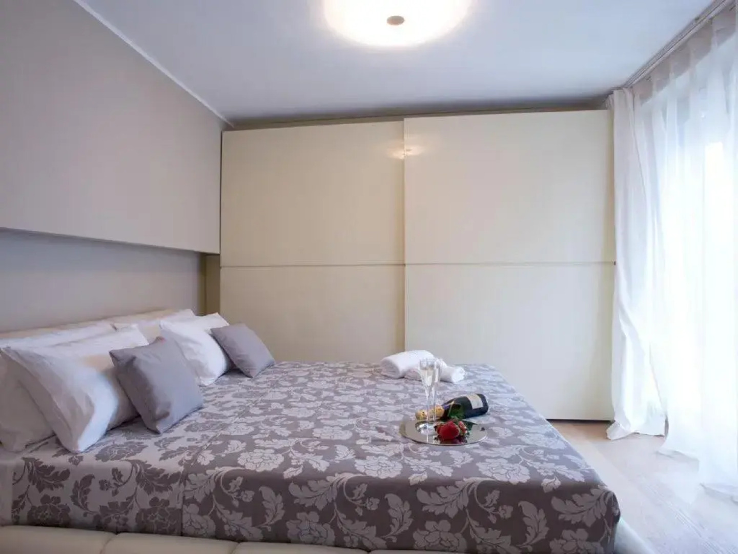 State of the Art Home Suite with 180° Panoramic Lake View, Pool, Sauna & Jacuzzi