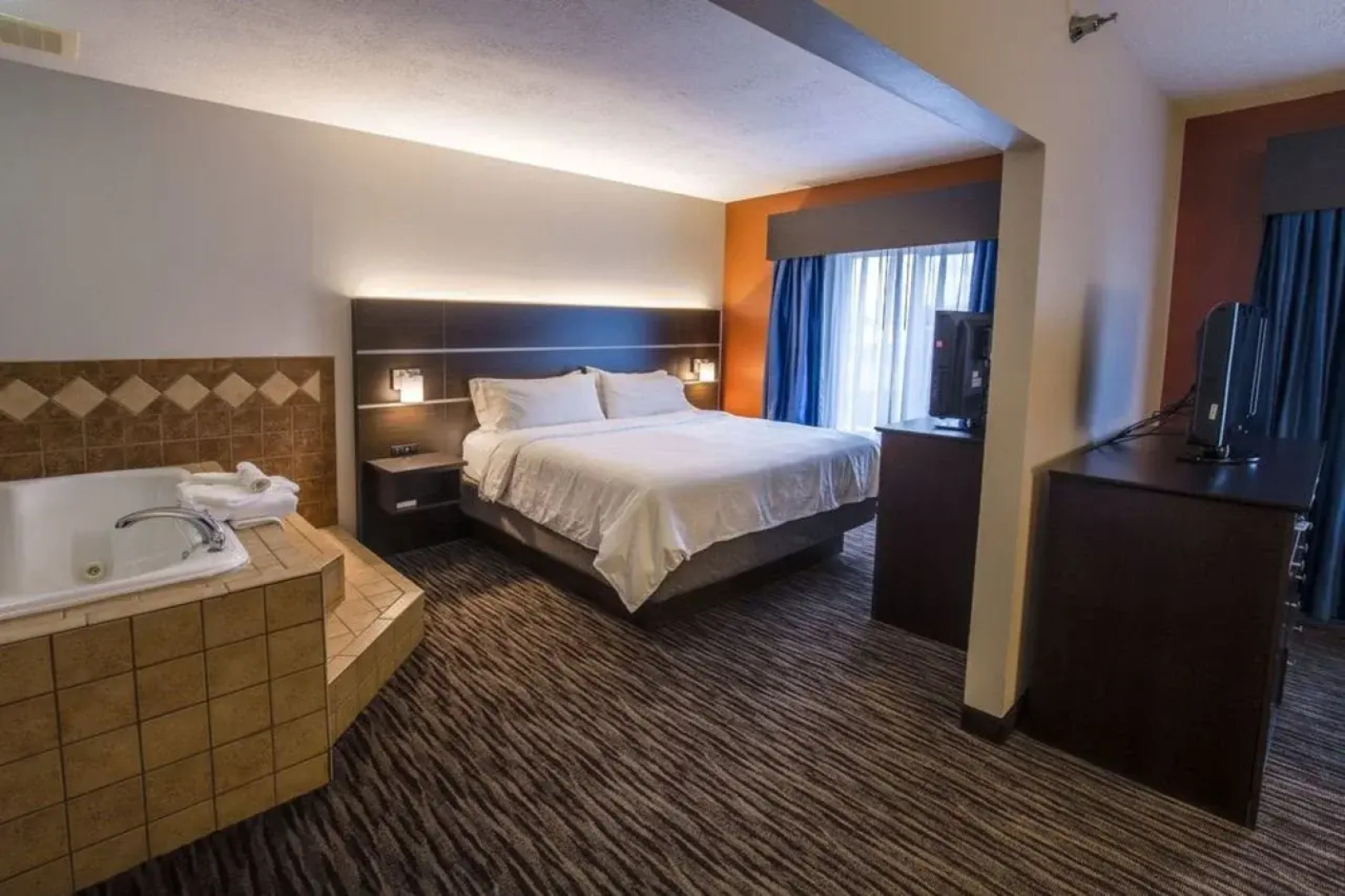 Holiday Inn Express & Suites Brandon by IHG