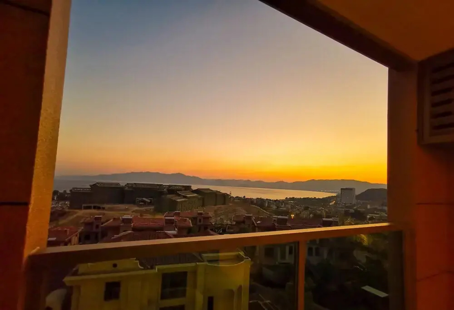 Emerald Bay Hotel Fuxian Lake