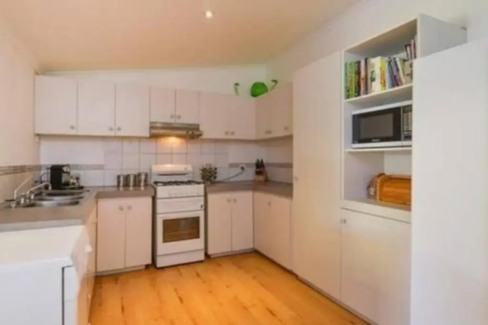 3 bedroom 2 bathroom home walking distance to town