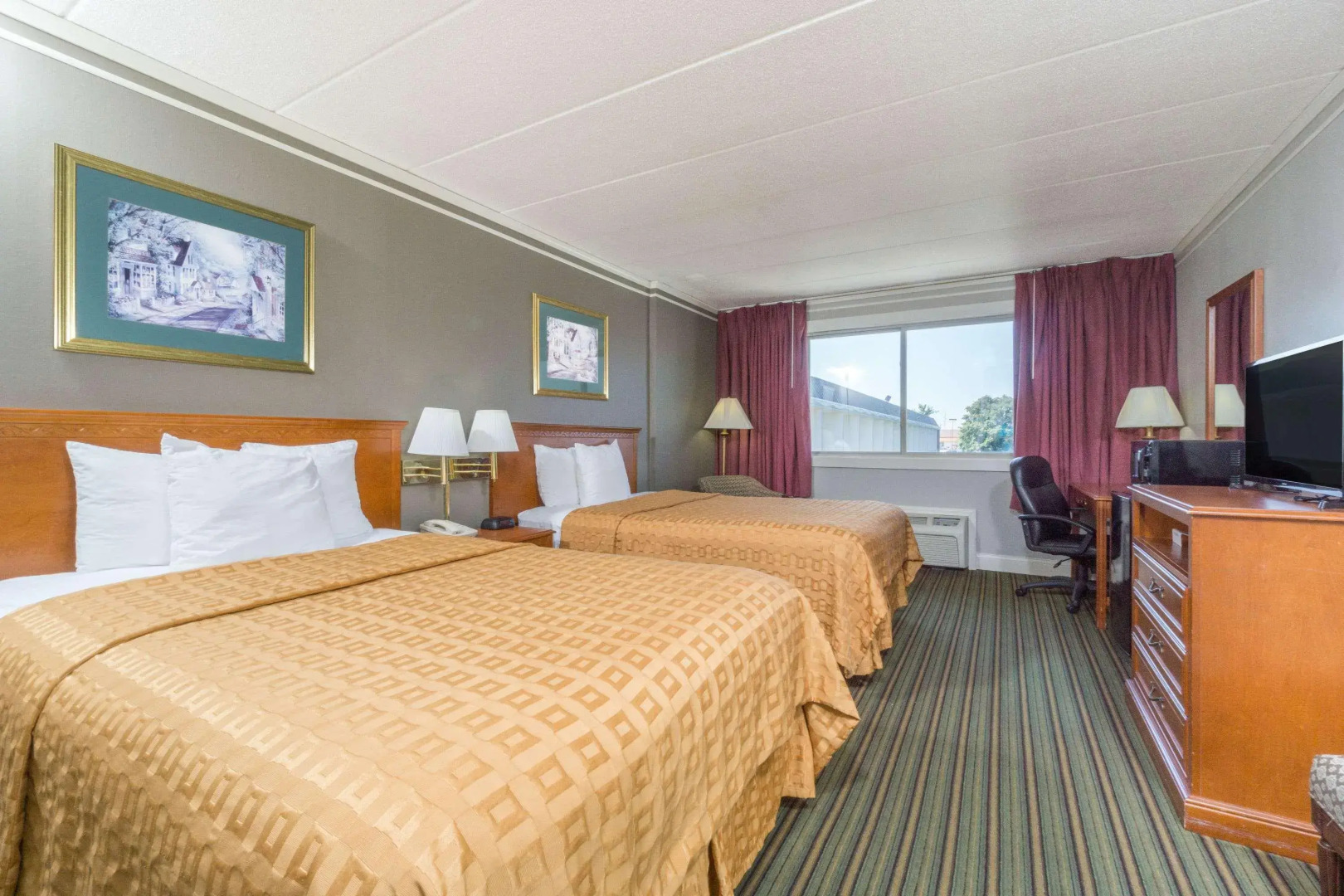 Days Inn & Suites by Wyndham Columbus East Airport