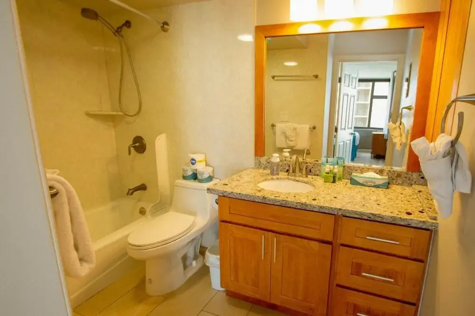 Waikiki Banyan - Ocean View Tower 1 Suite 2210