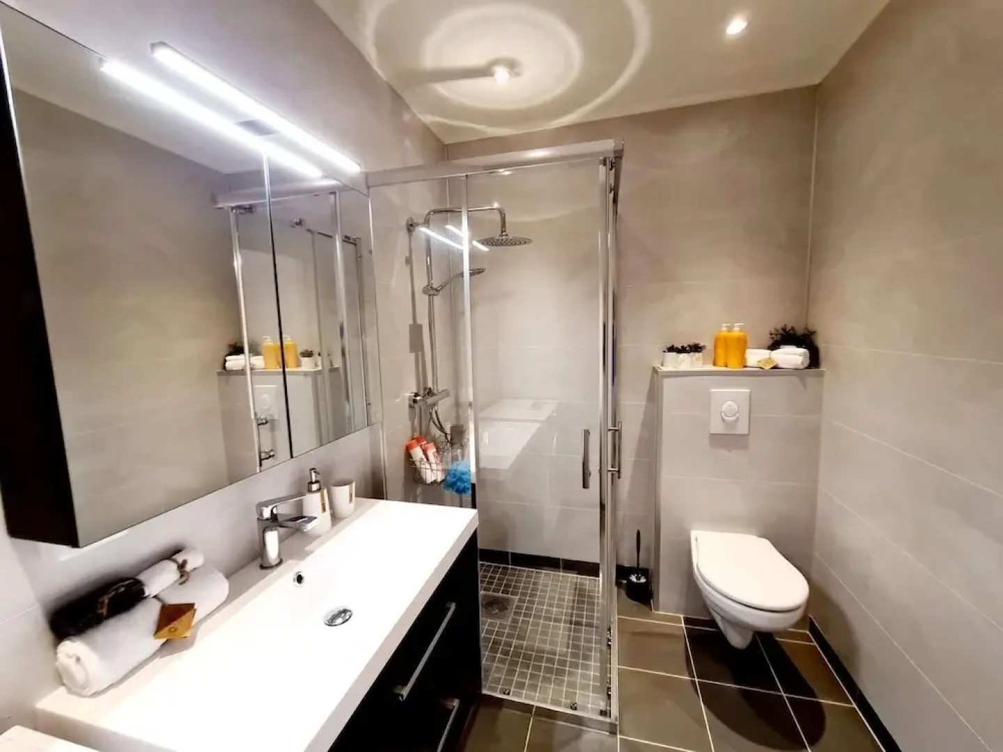 Bright And Modern - 2-bedroom, Central, Free Parking