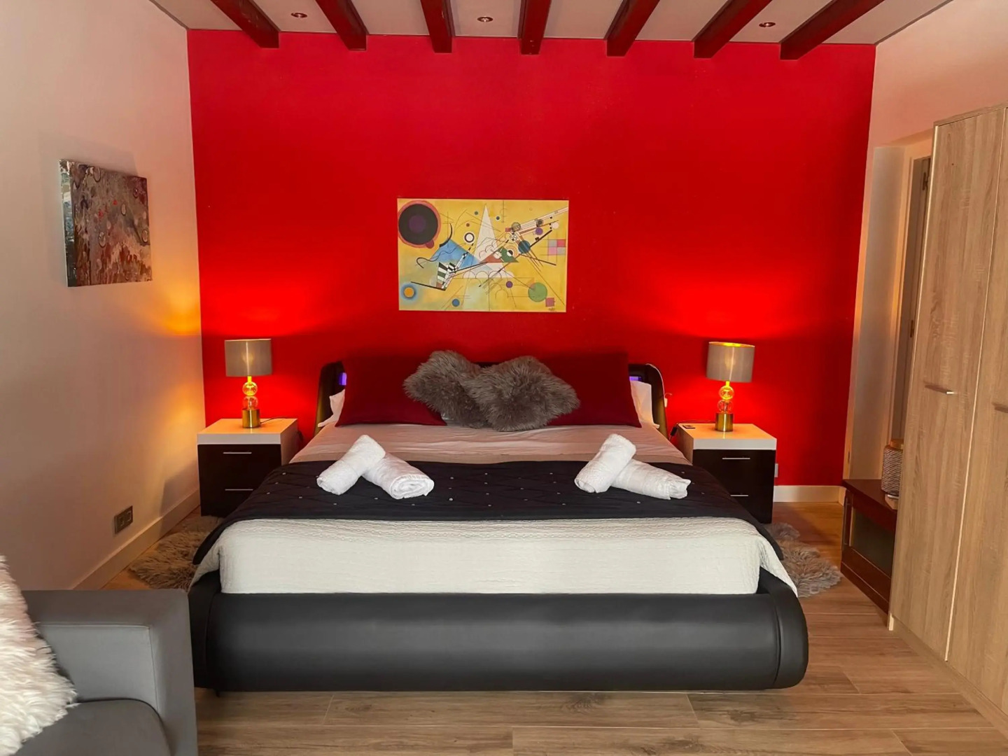 Habitación con cama extra doble más sofa cama apta hasta para 4 personas con baño privado