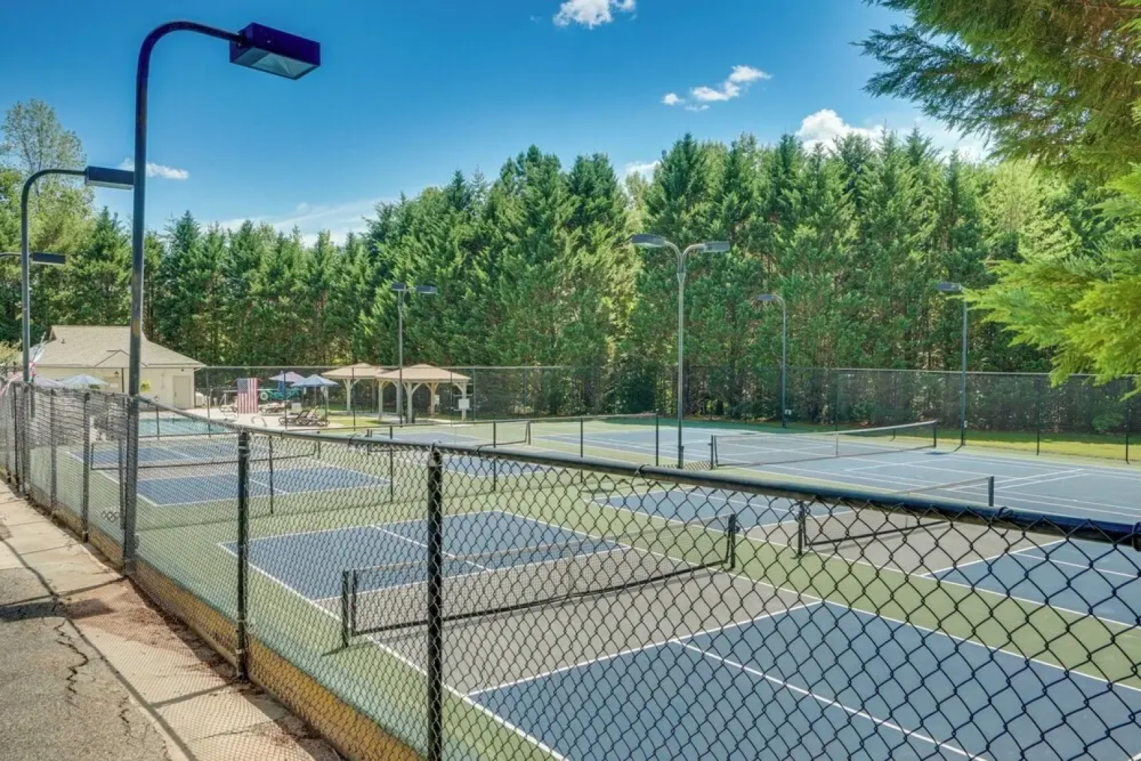 Hot Tub & EV Charger: Helen Getaway w/ Views!