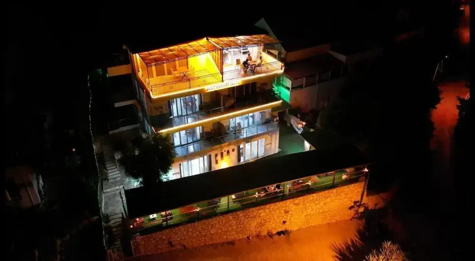 Just Dream Suites Hotel