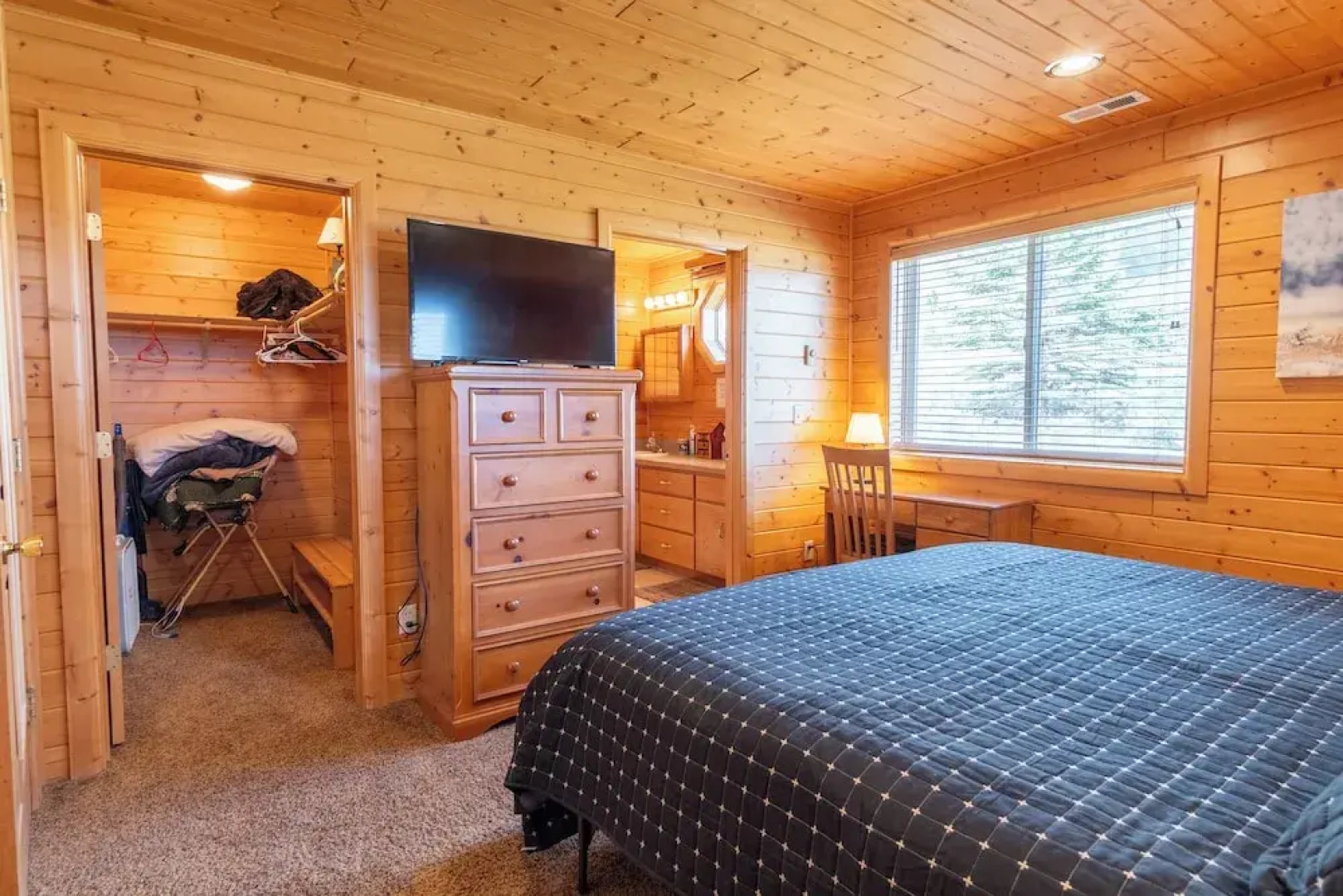 Cozy Henrys Lake Escape - 20 Miles to Yellowstone!