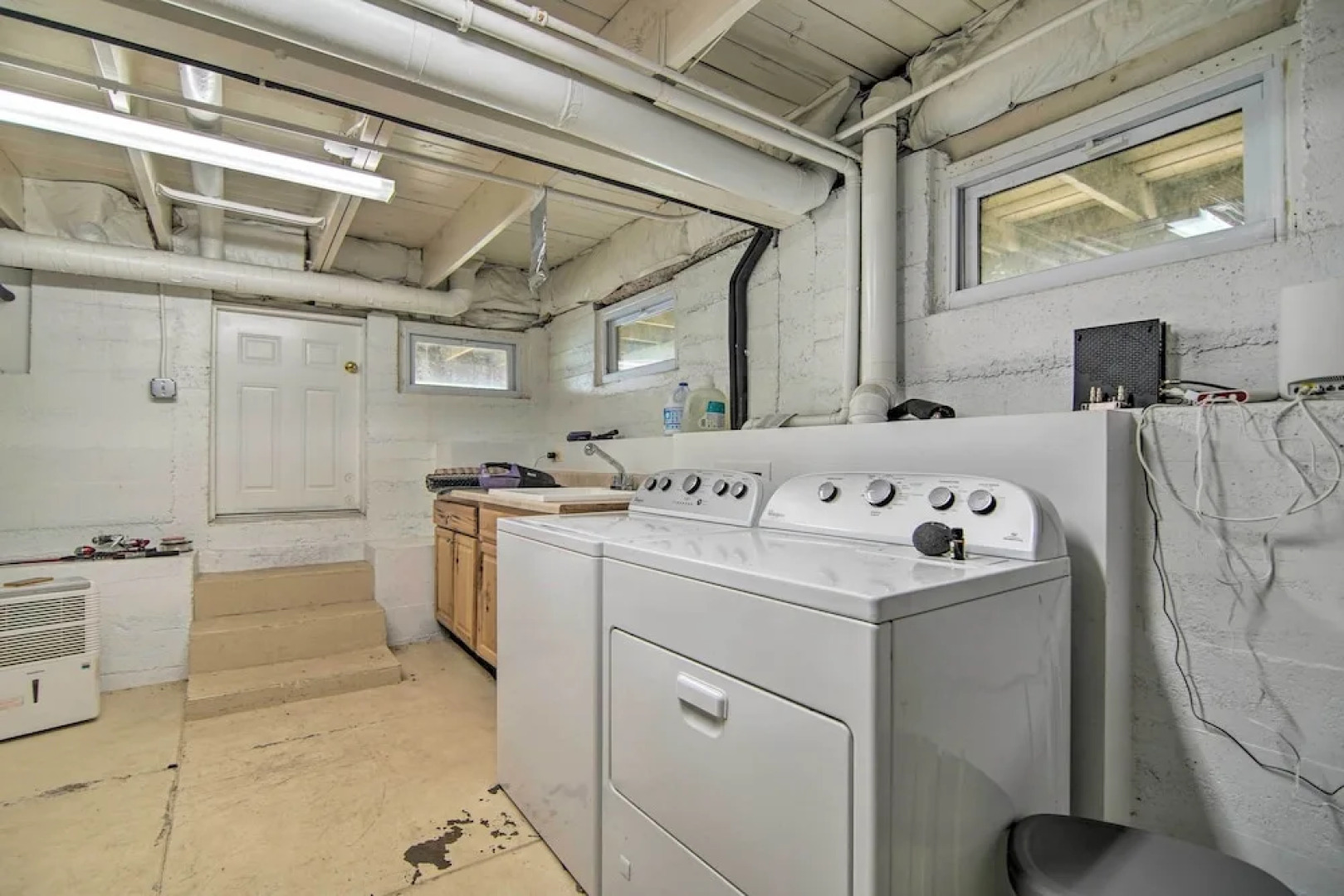 Serene Lakefront Escape: Boat Dock & Grill!