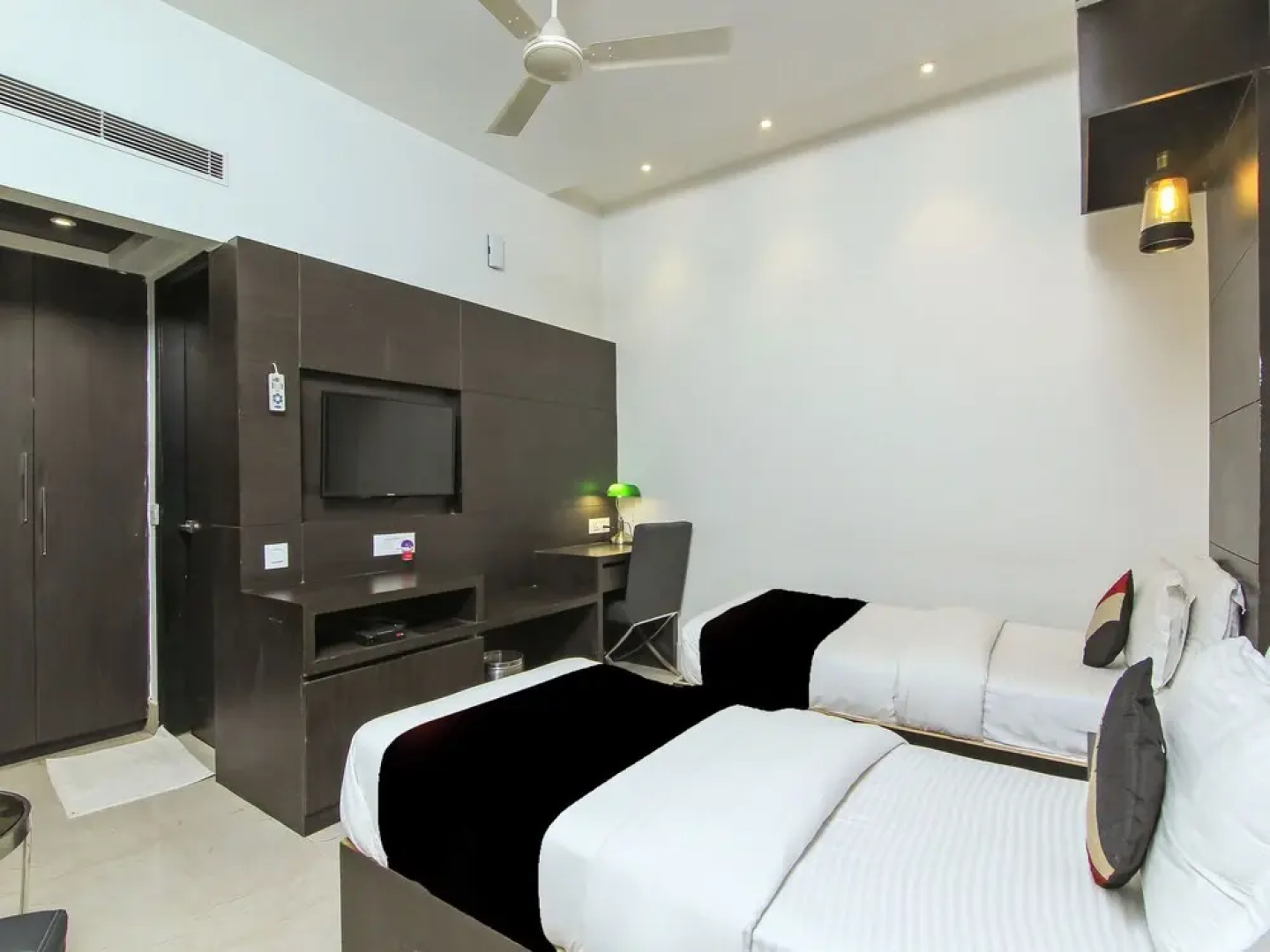 Capital O 28615 Hotel Crossroad