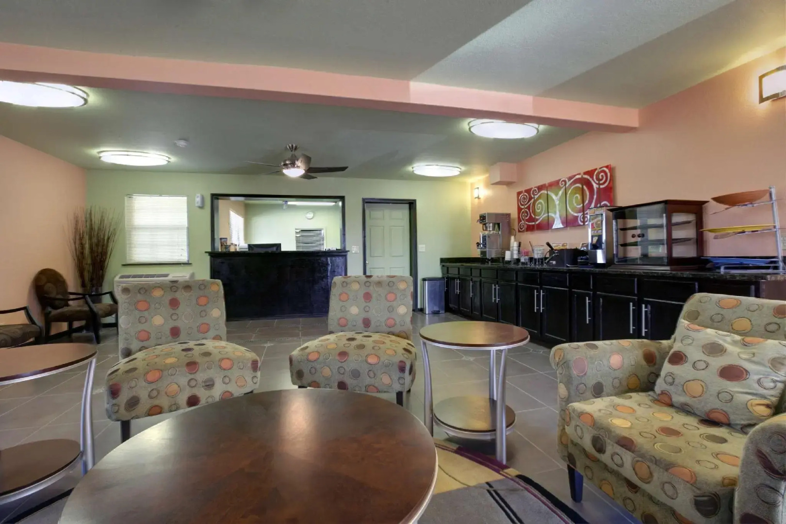 Econo Lodge Inn & Suites