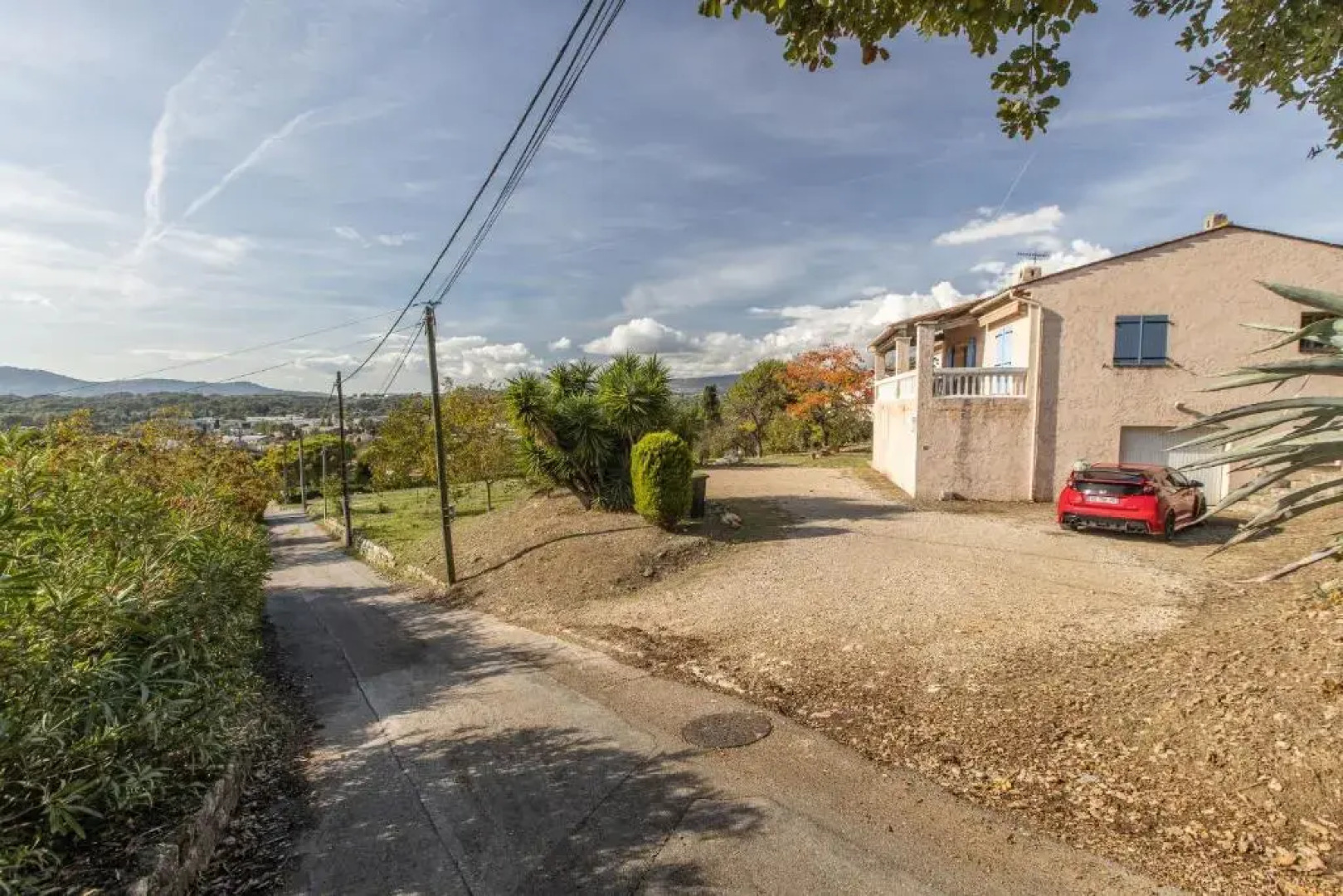 Quiet large 3-bedroom apartment with terrace, garden & incredible Mountain view