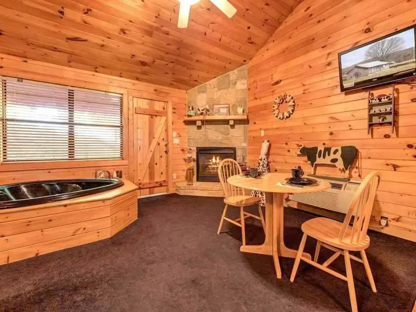 Country Getaway 1 Bedroom Home with Hot Tub