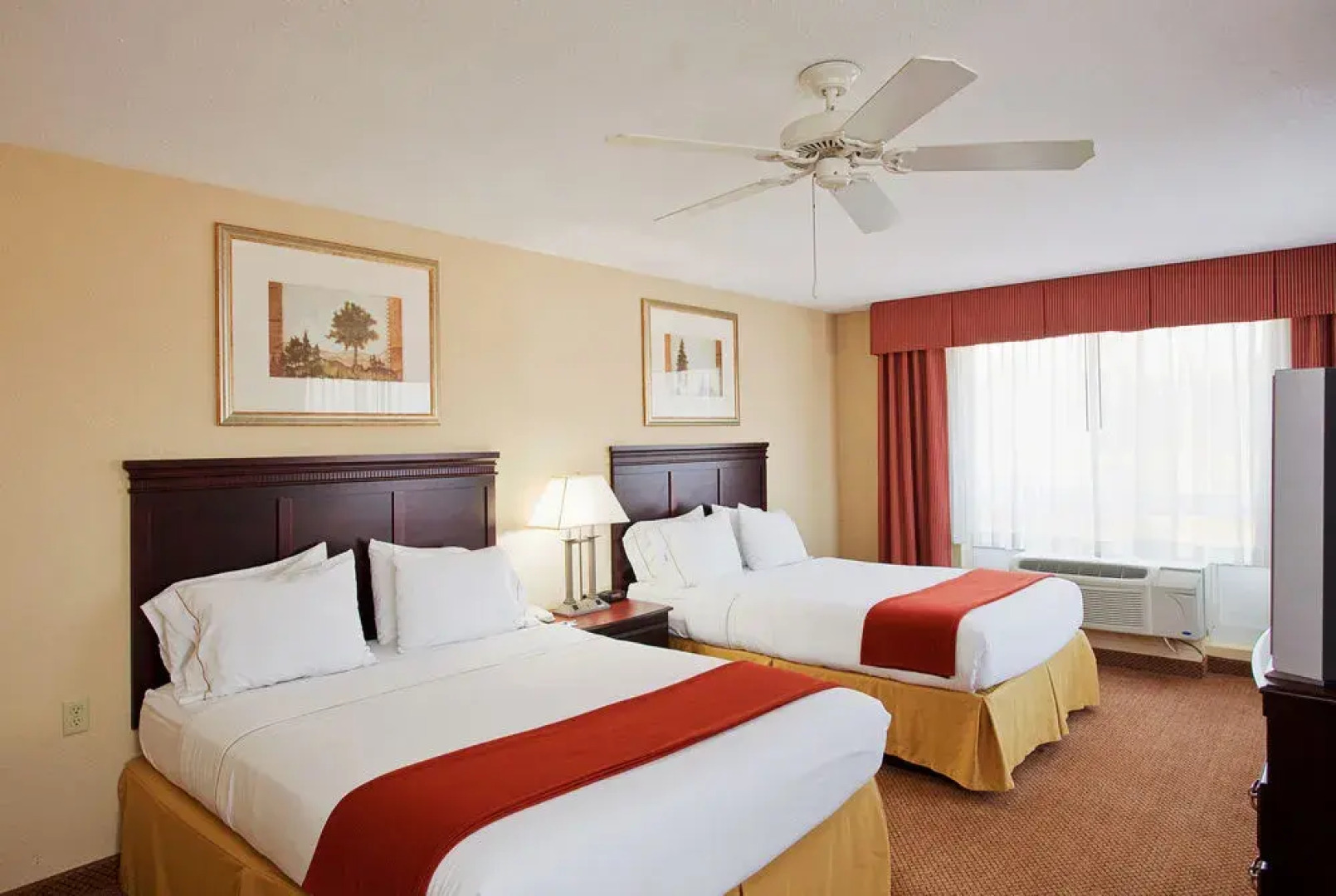 Holiday Inn Express Hotel & Suites Lucedale