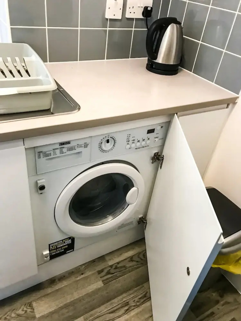 Entire 2 Bedroom Flat Next to Kings College