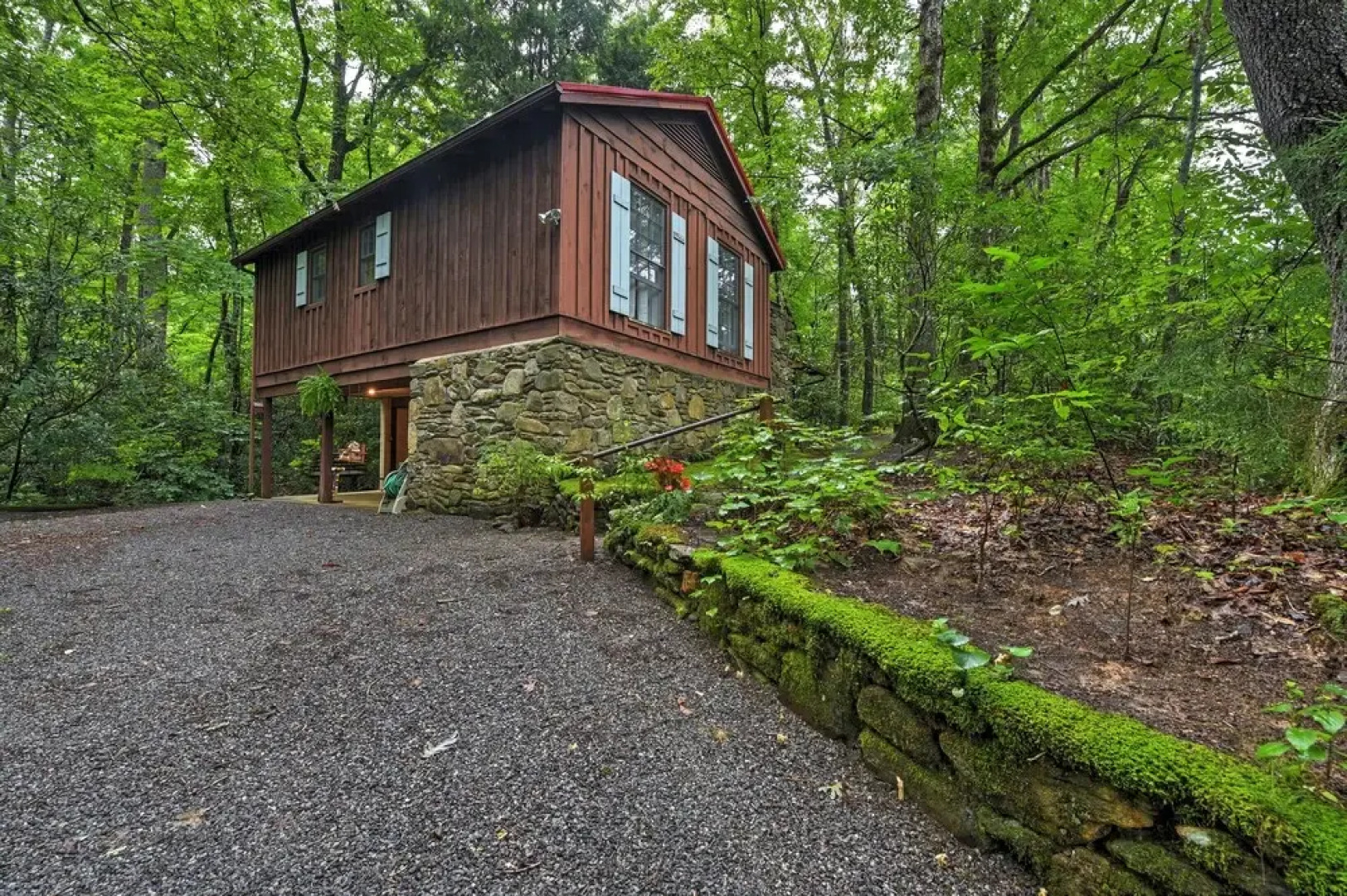 Serene Creekside Cottage Near Mount Pisgah!